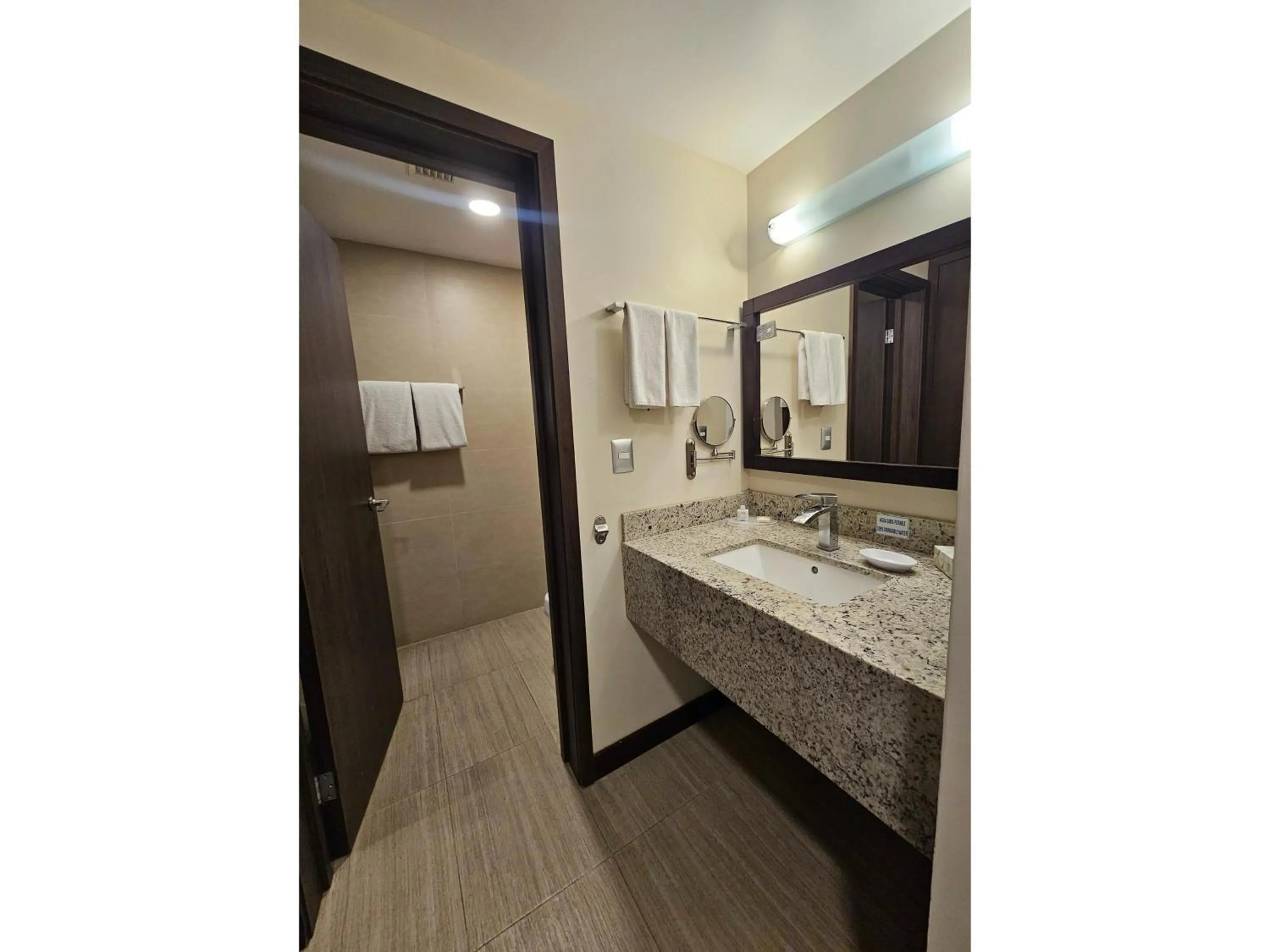 Bathroom in Best Western Plus Chihuahua Juventud