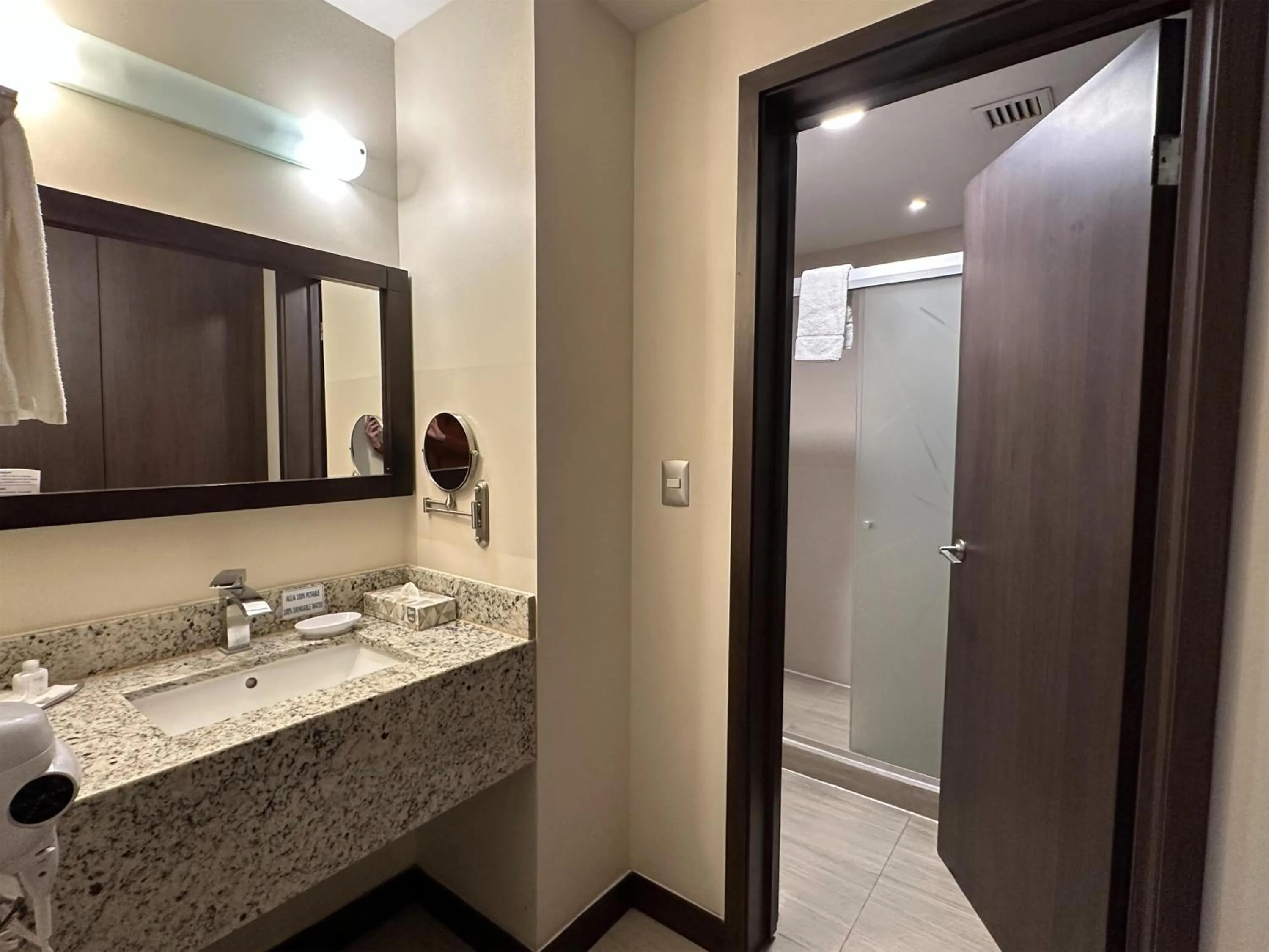 Bathroom in Best Western Plus Chihuahua Juventud