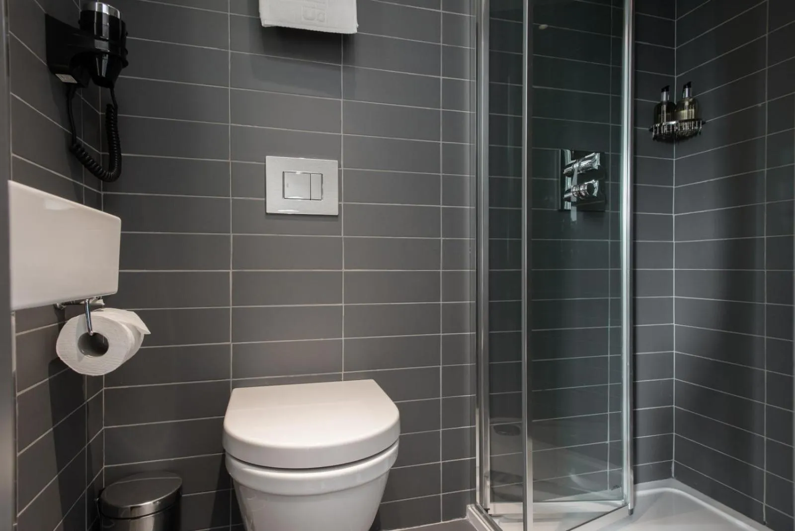 Bathroom in Mowbray Court Hotel