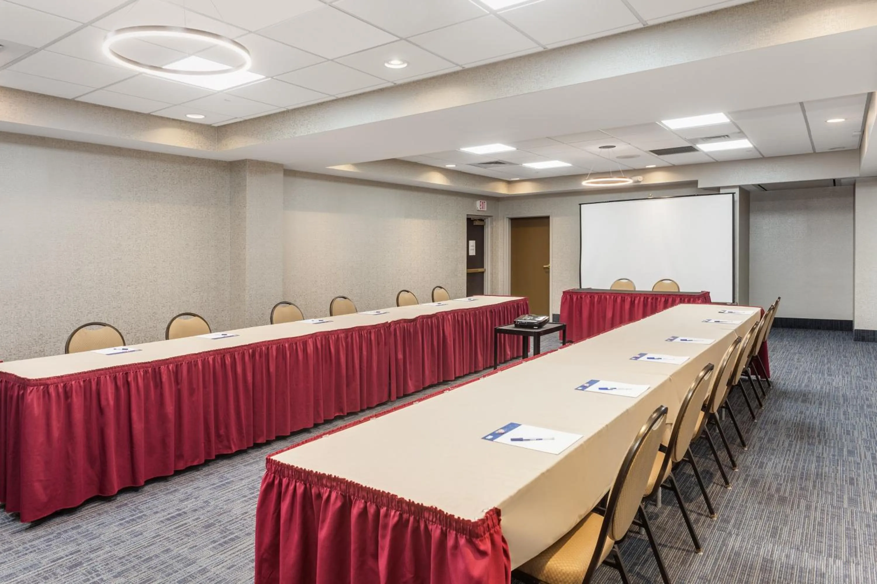 Meeting/conference room in Holiday Inn Express Hotel & Suites Providence-Woonsocket by IHG