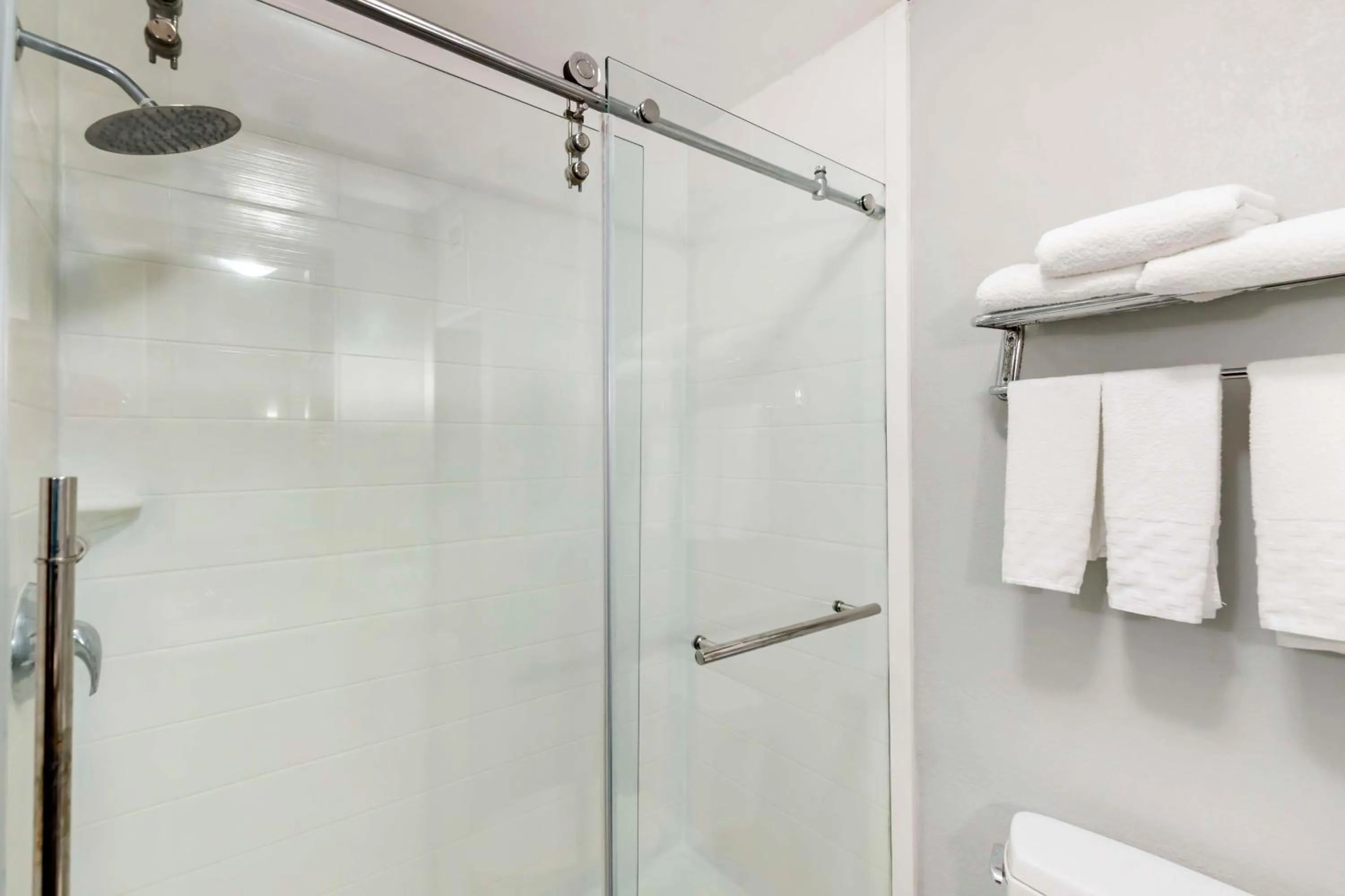 Bathroom in Best Western Medical Center North Inn & Suites Near Six Flags