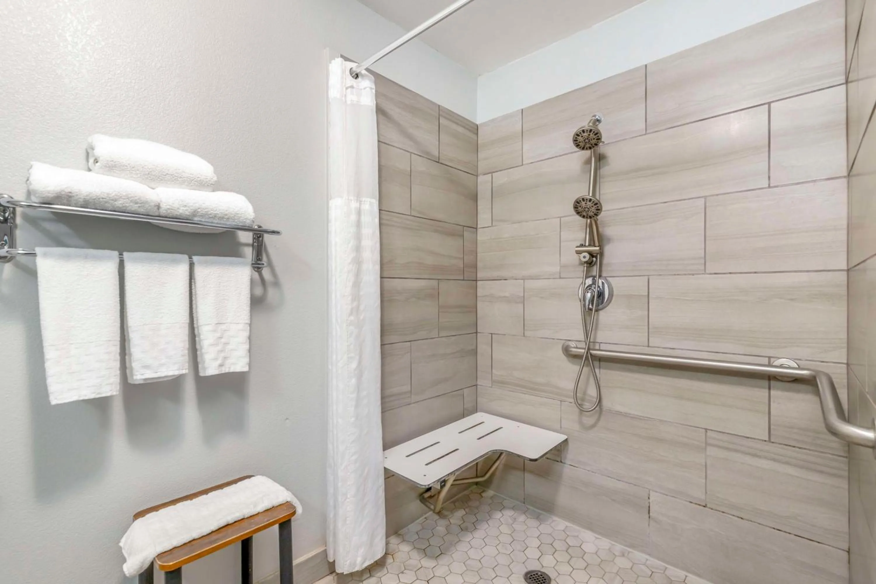 Bathroom in Best Western Medical Center North Inn & Suites Near Six Flags