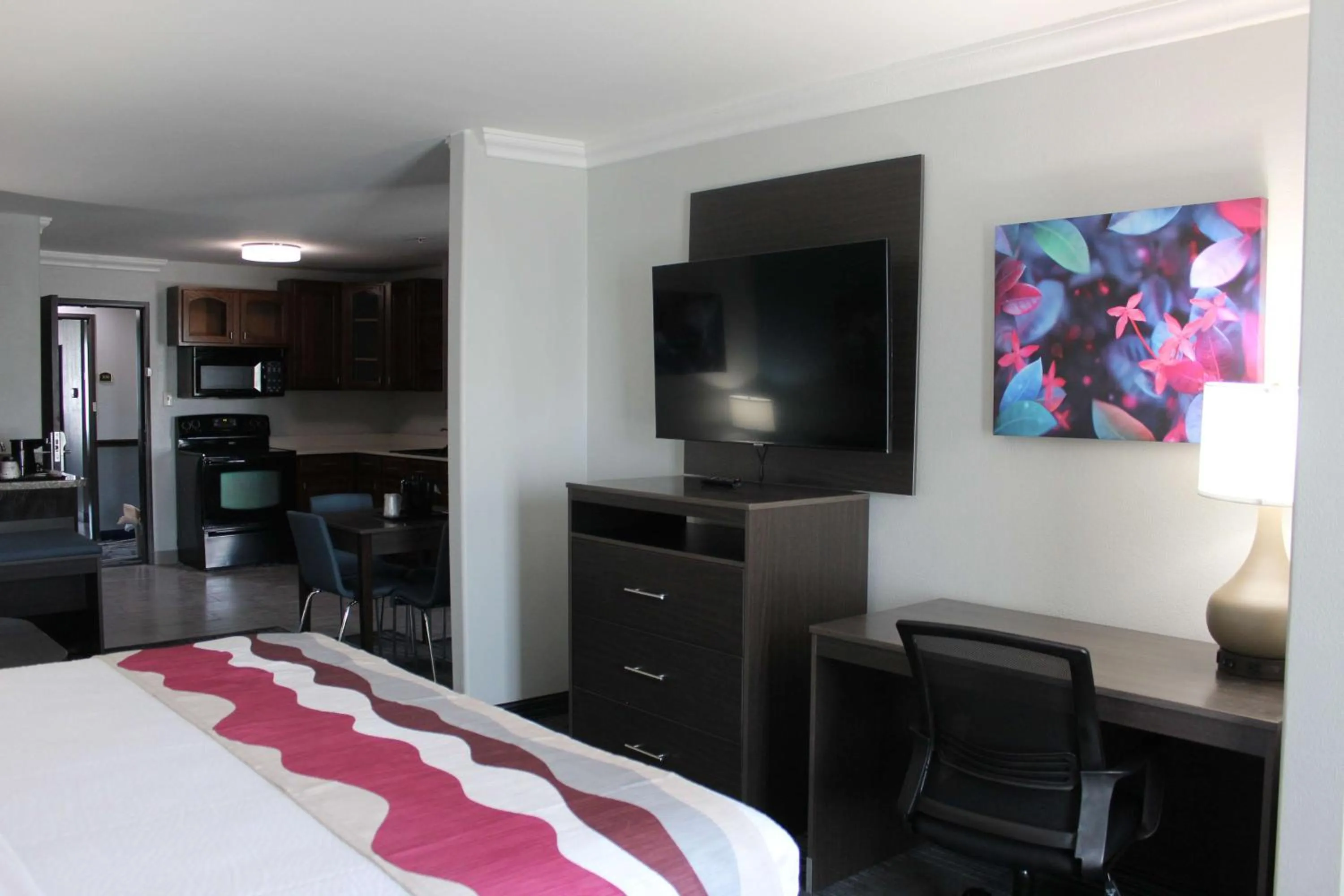 Bedroom, Bed in Best Western Medical Center North Inn & Suites Near Six Flags