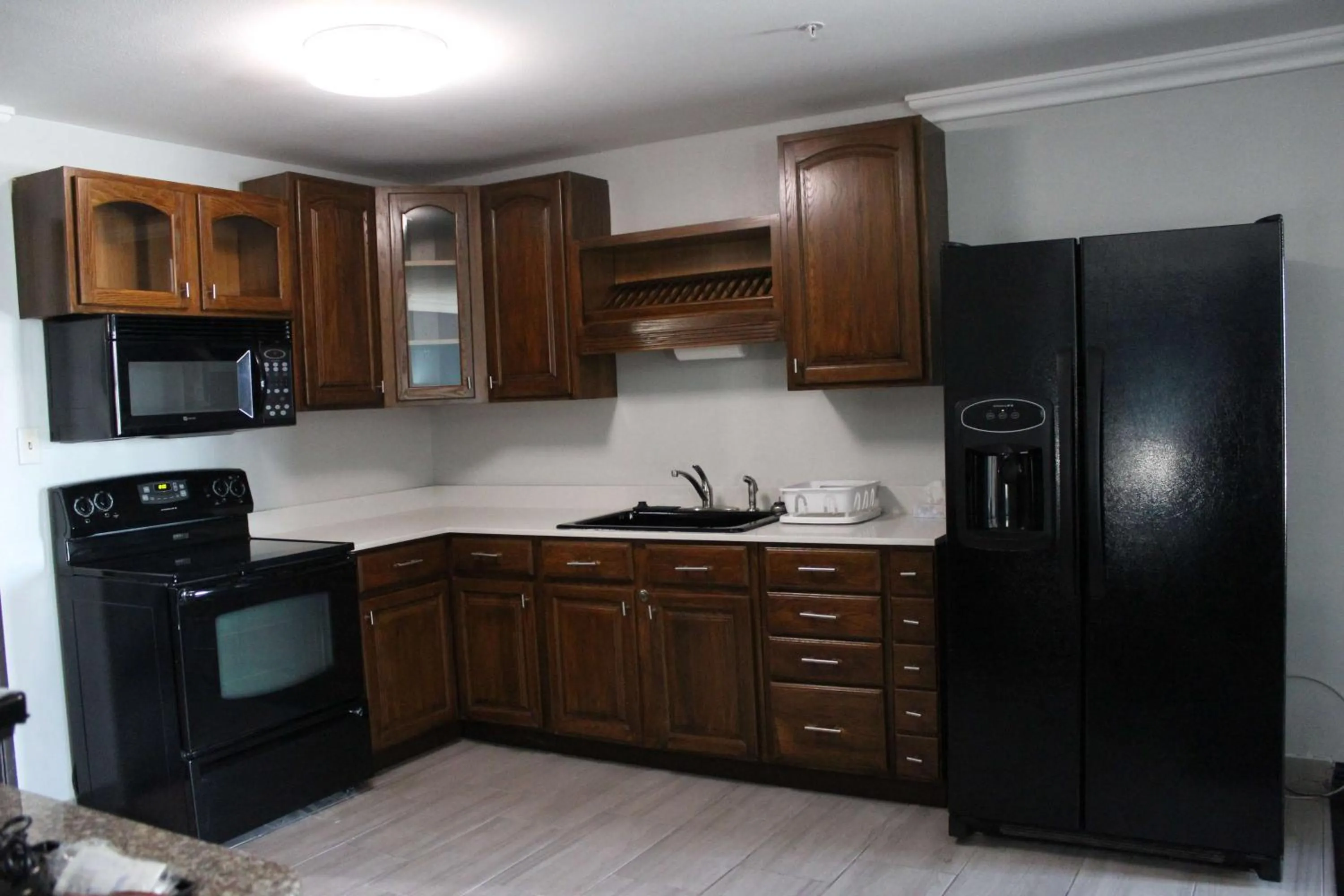 Kitchen or kitchenette in Best Western Medical Center North Inn & Suites Near Six Flags