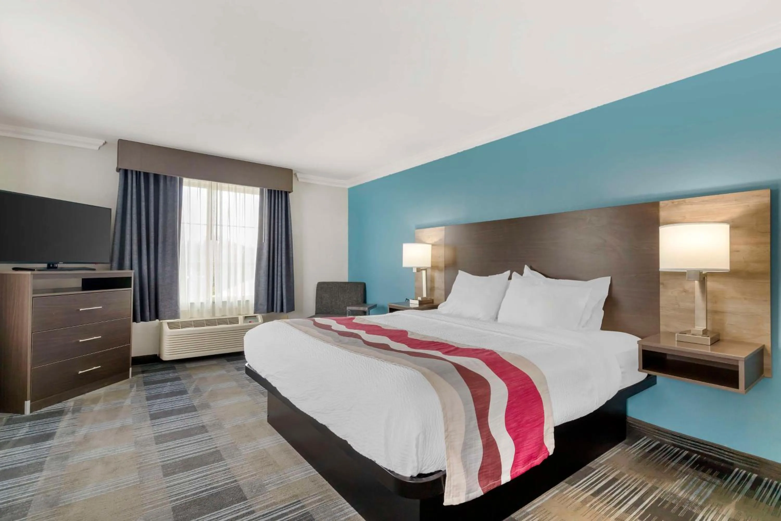 Photo of the whole room, Bed in Best Western Medical Center North Inn & Suites Near Six Flags