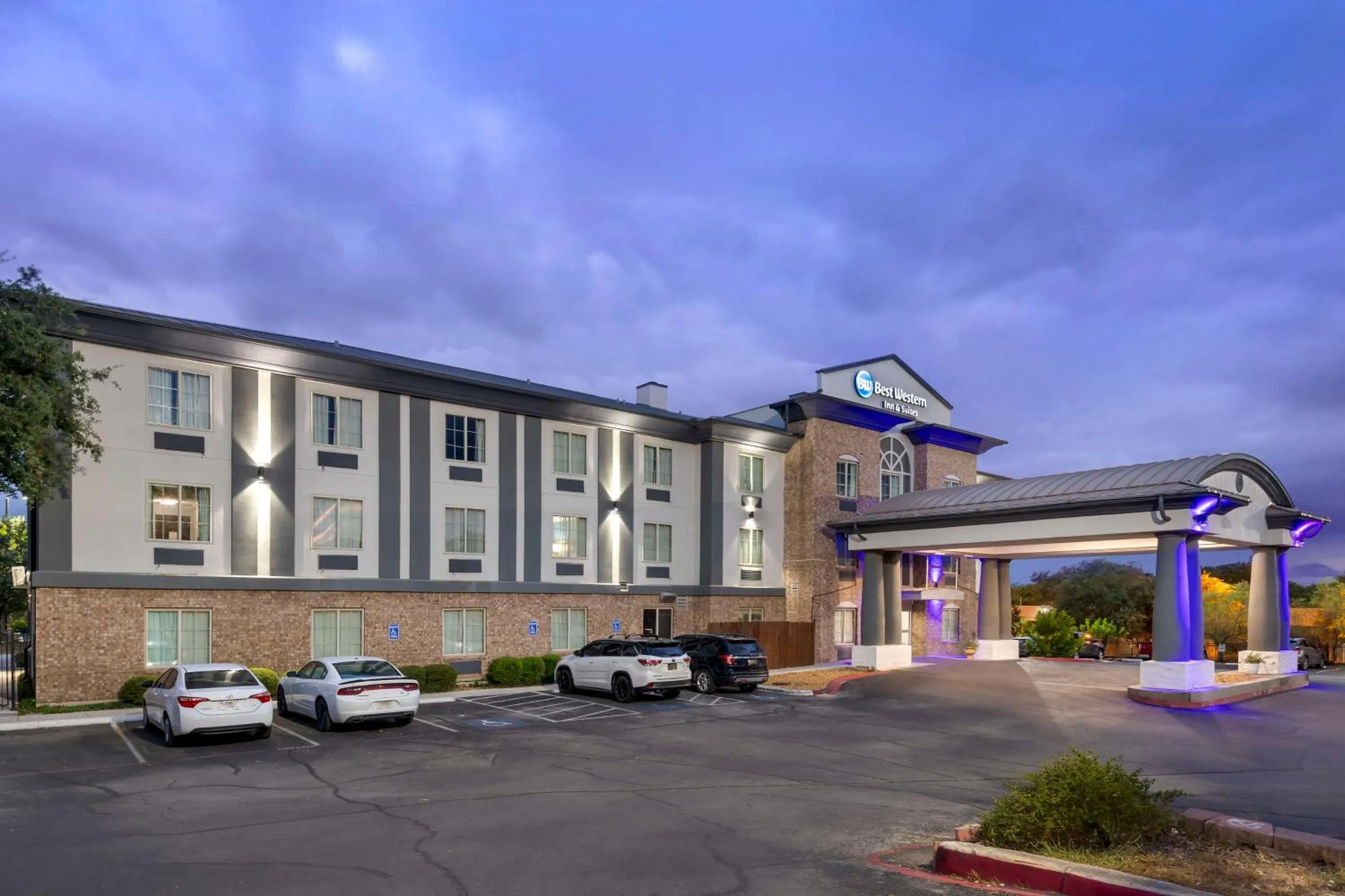 Property building in Best Western Medical Center North Inn & Suites Near Six Flags