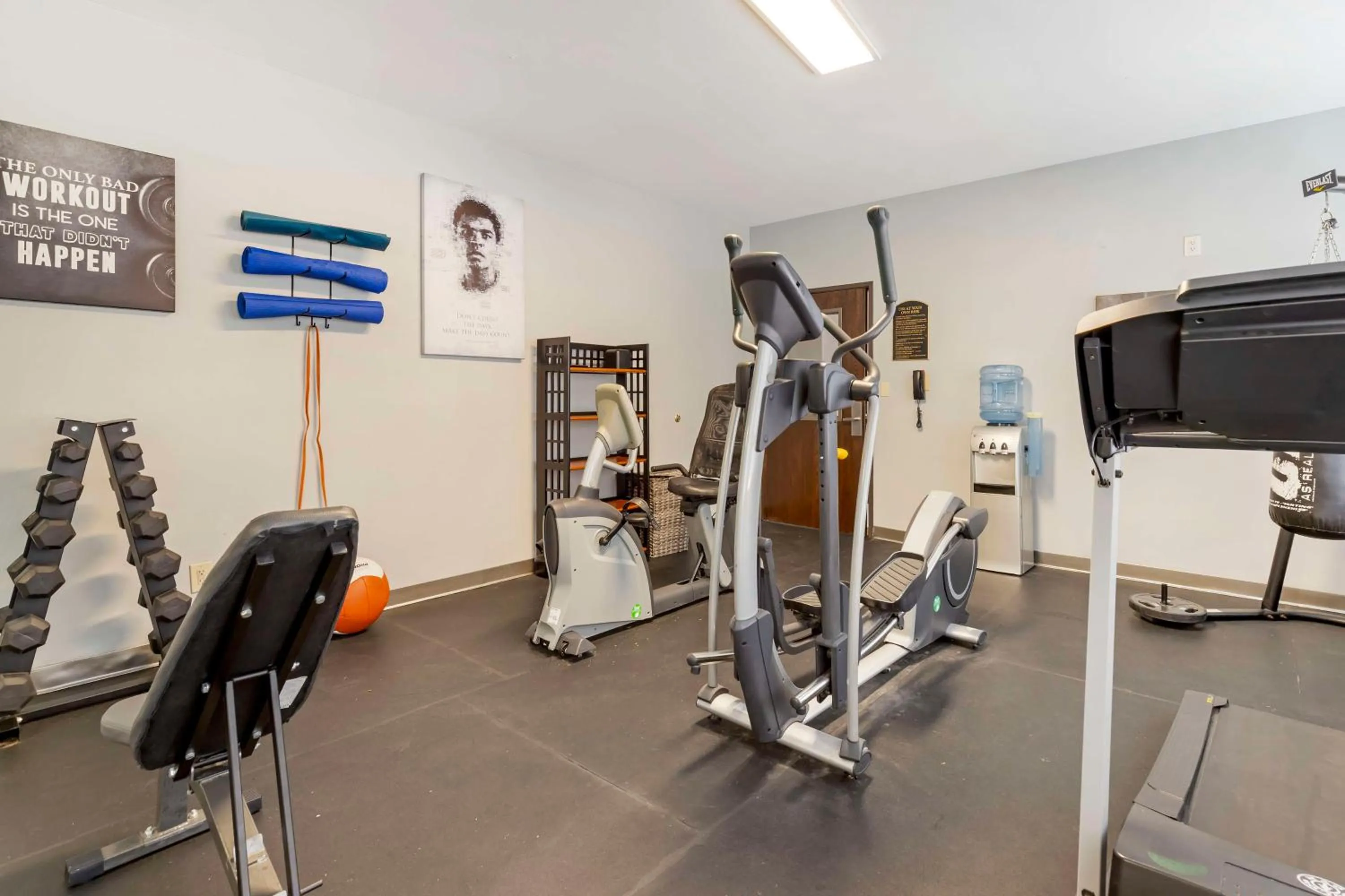 Fitness centre/facilities in Best Western Medical Center North Inn & Suites Near Six Flags