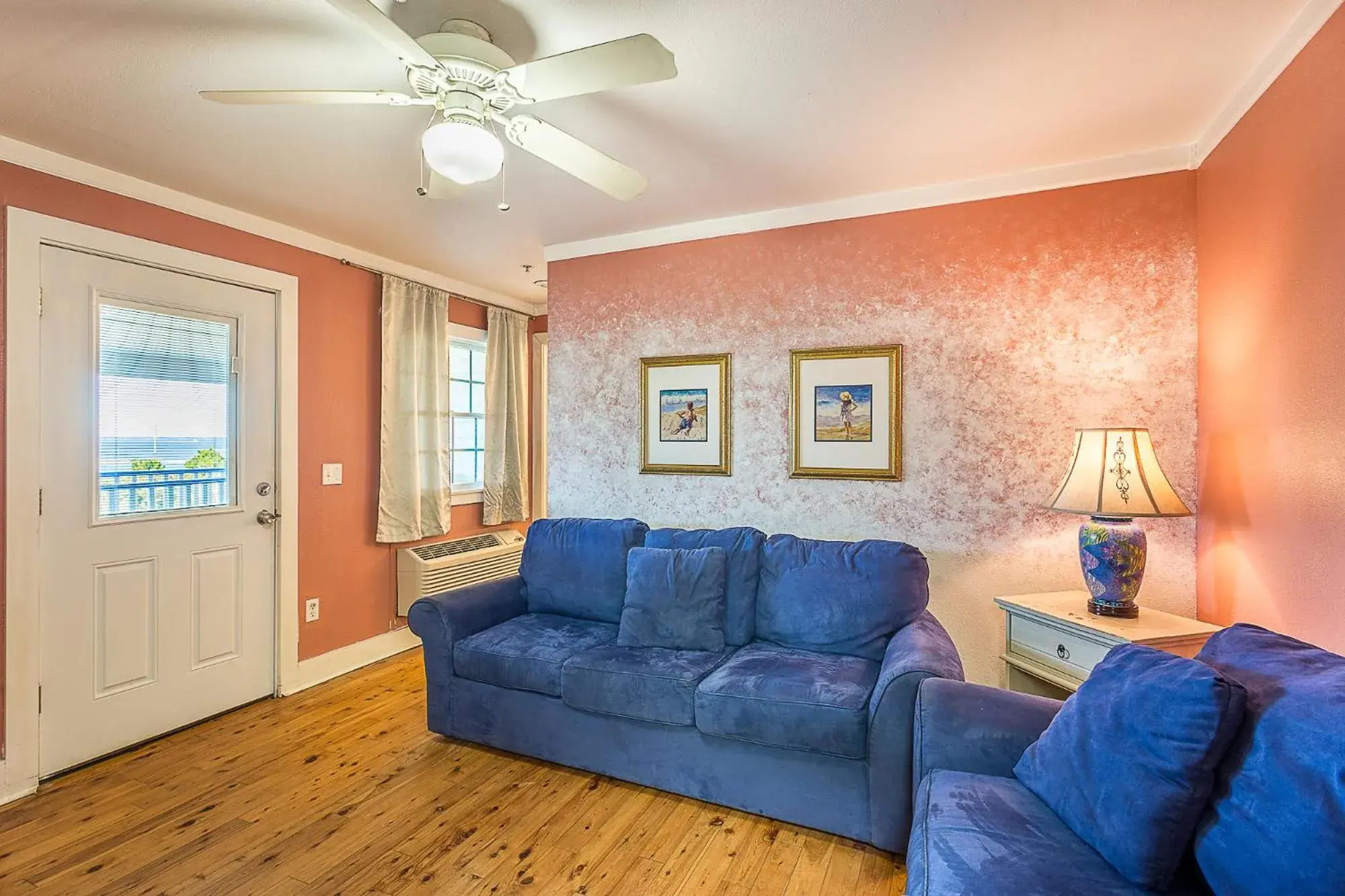 King Suite with Balcony in St George Inn King Suite with Balcony in St George Inn