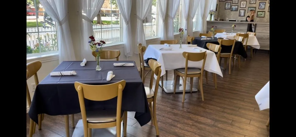 Restaurant/places to eat in Parry Lodge