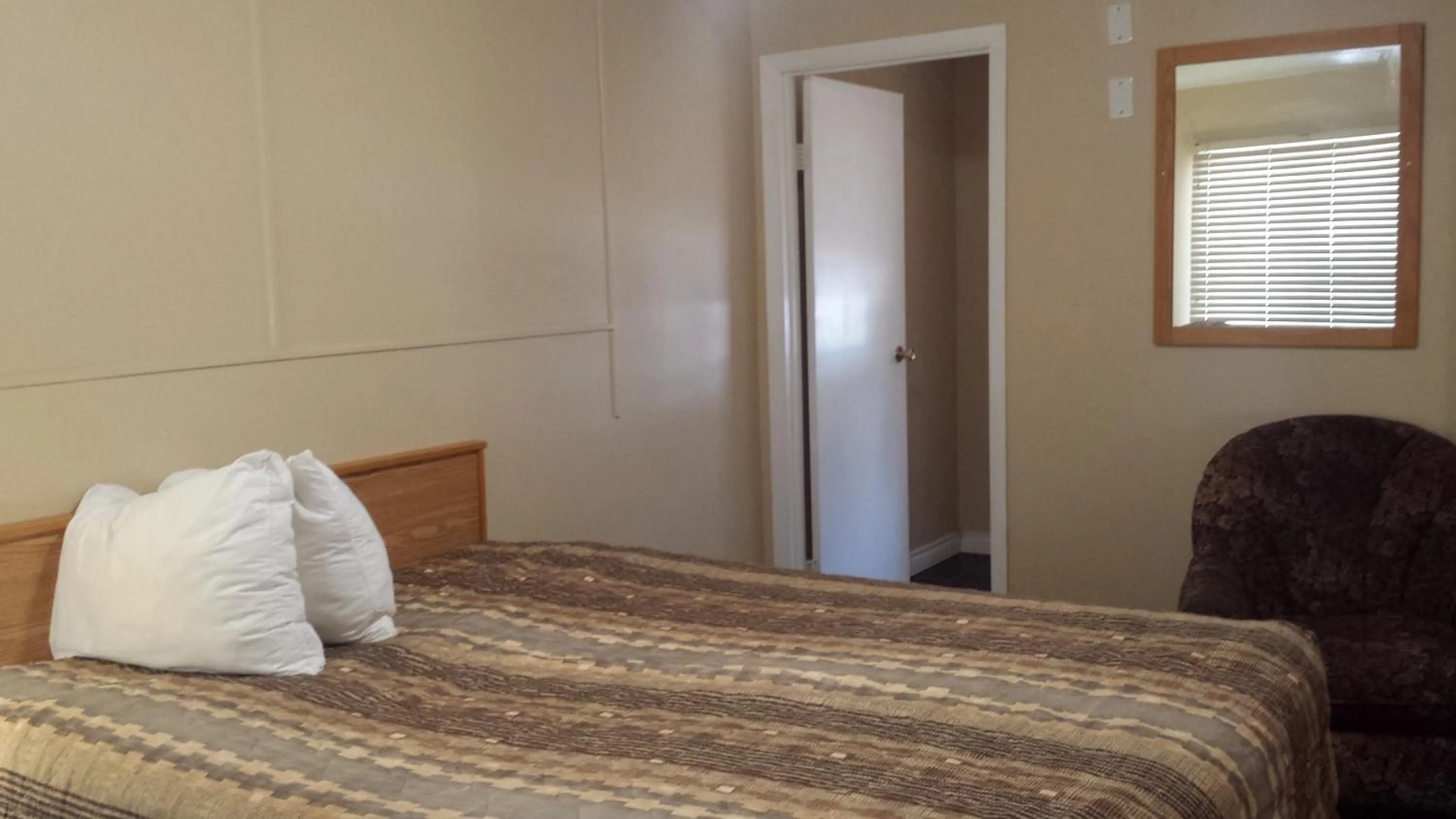 Bedroom, Bed in TC Motel