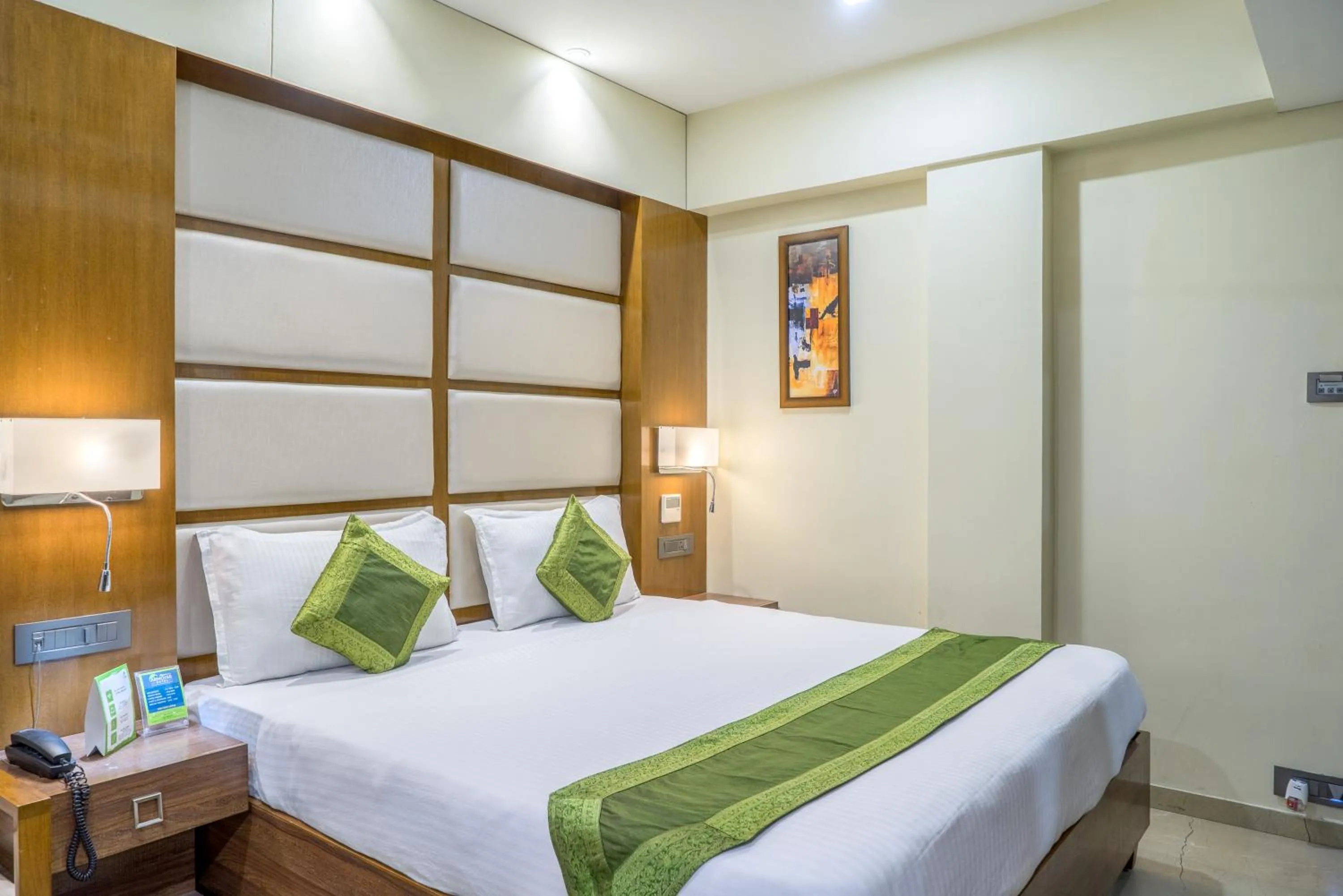 Bedroom, Bed in Super Inn Armoise Hotel - Navrangpura, Ahmedabad