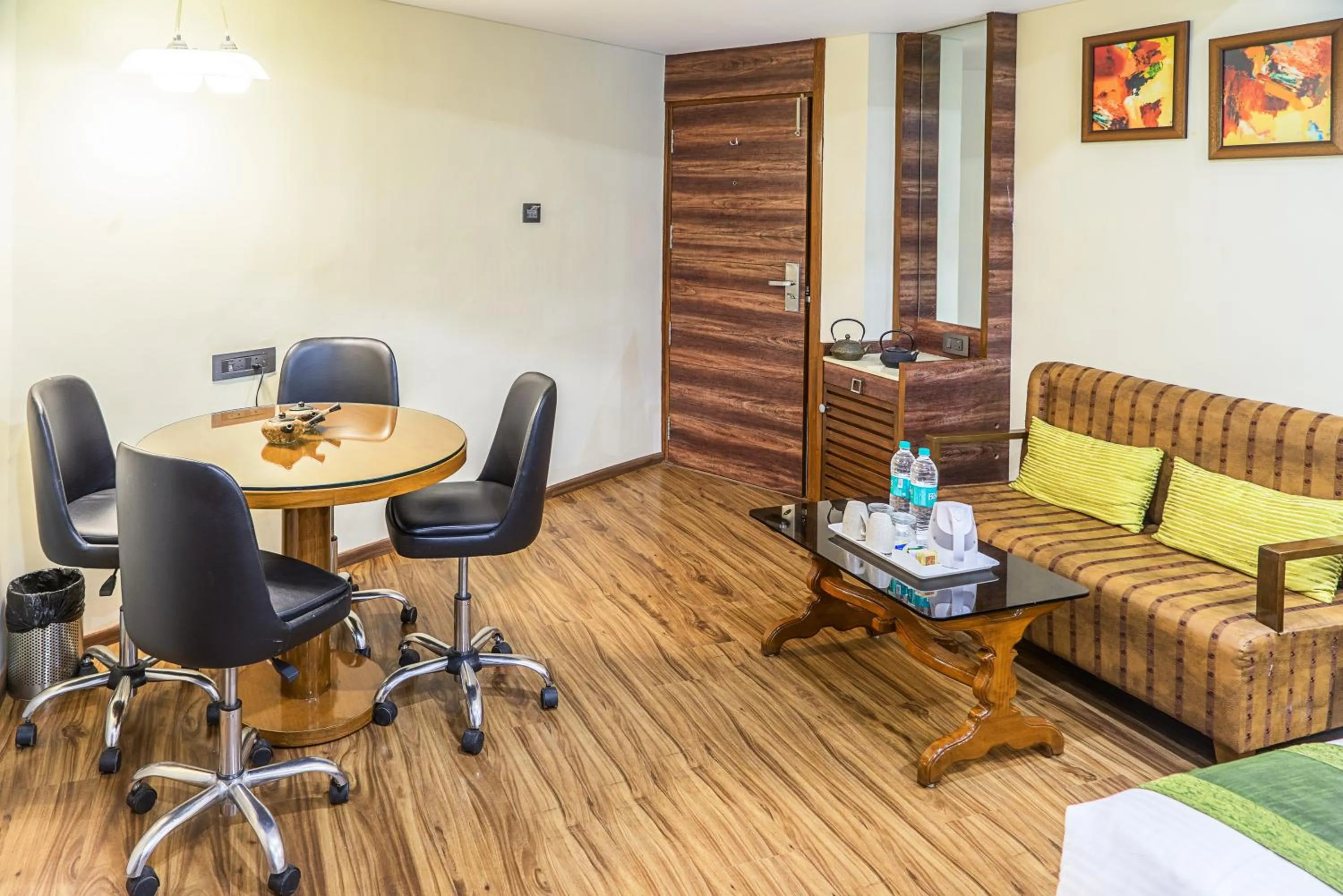 Living room in Super Inn Armoise Hotel - Navrangpura, Ahmedabad