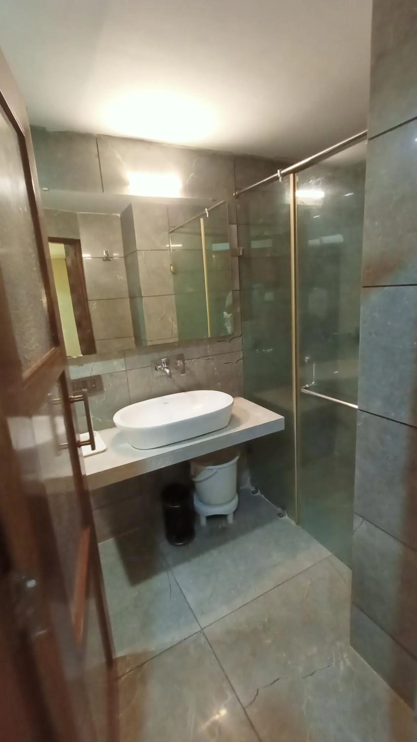 Bathroom in Super Inn Armoise Hotel - Navrangpura, Ahmedabad