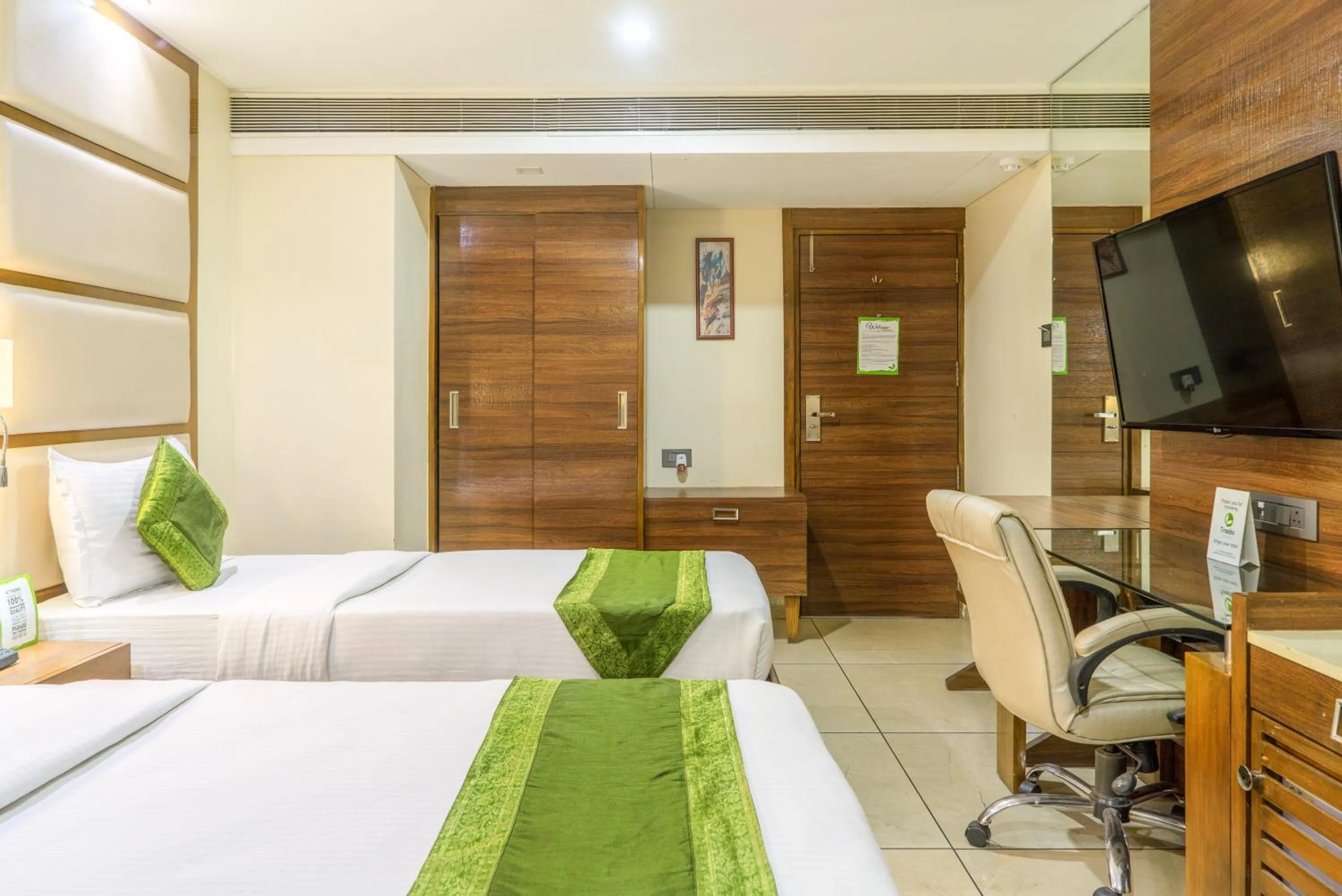 Bed in Super Inn Armoise Hotel - Navrangpura, Ahmedabad