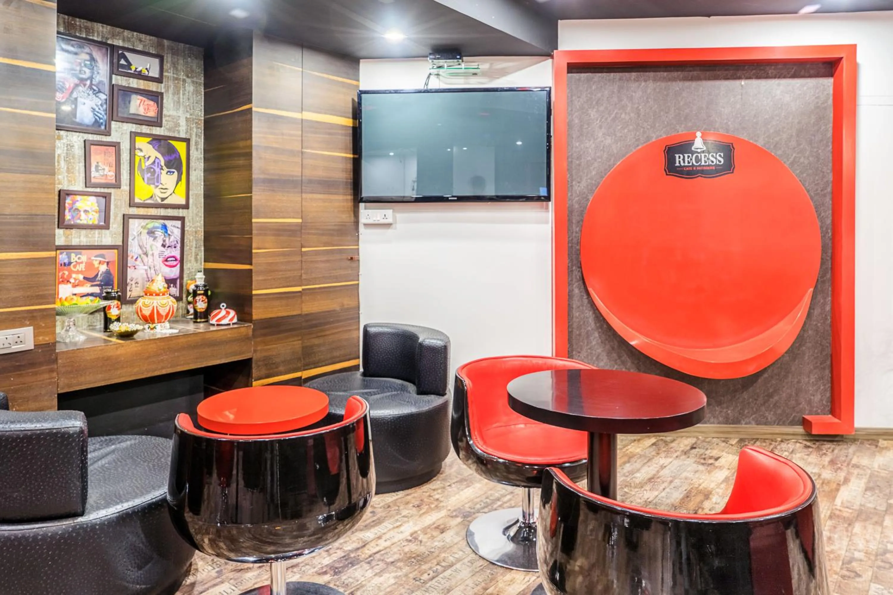 Restaurant/places to eat in Super Inn Armoise Hotel - Navrangpura, Ahmedabad