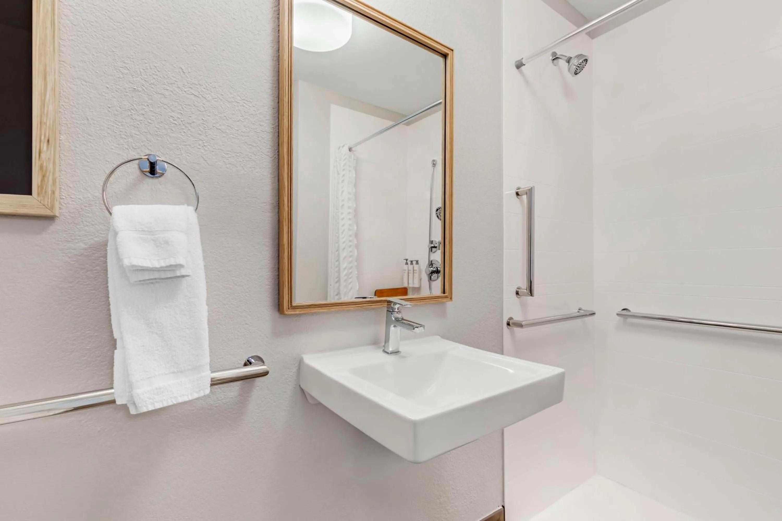 Bathroom in Sonesta Simply Suites Baltimore BWI Airport