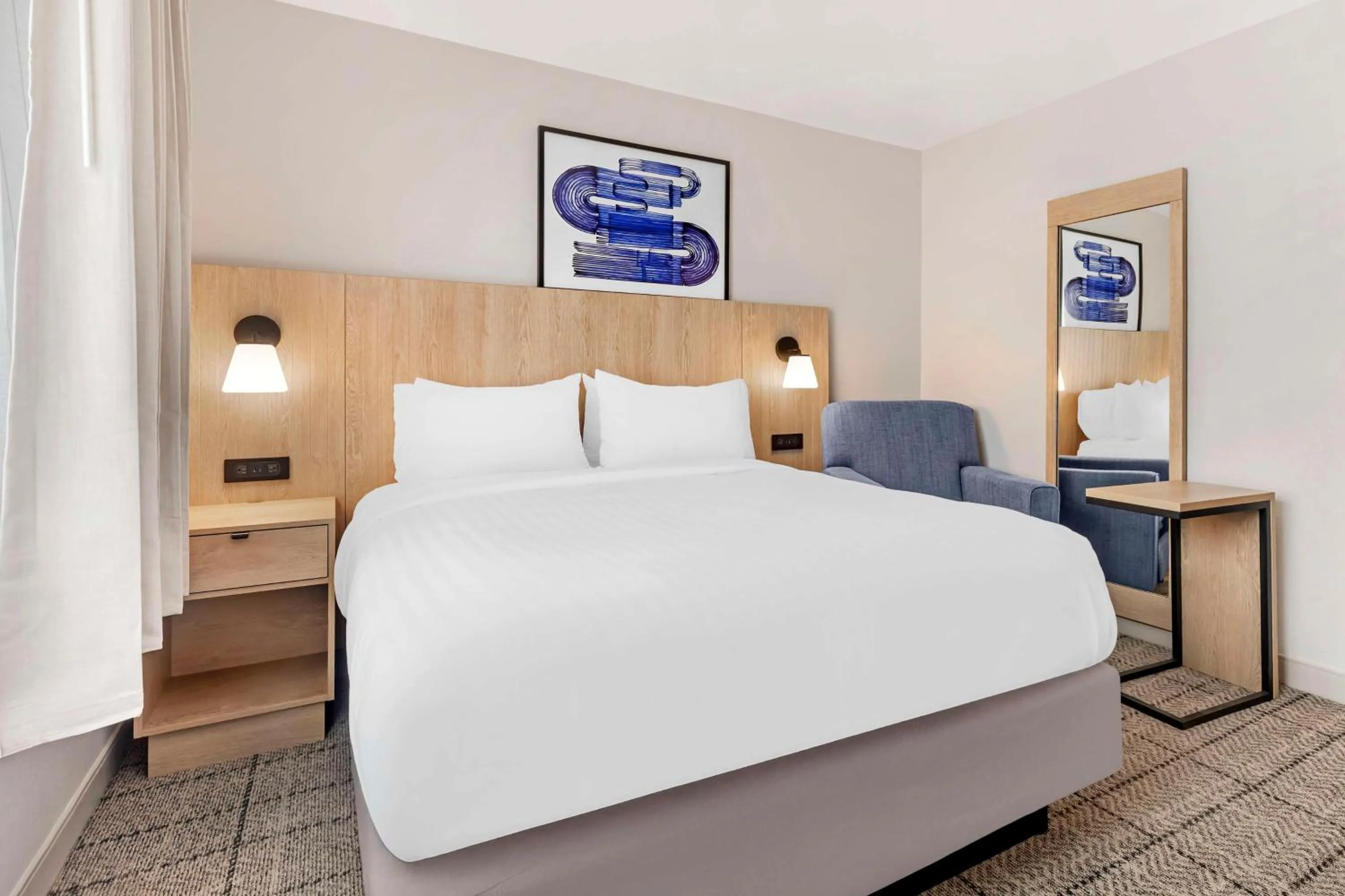 Photo of the whole room, Bed in Sonesta Simply Suites Baltimore BWI Airport