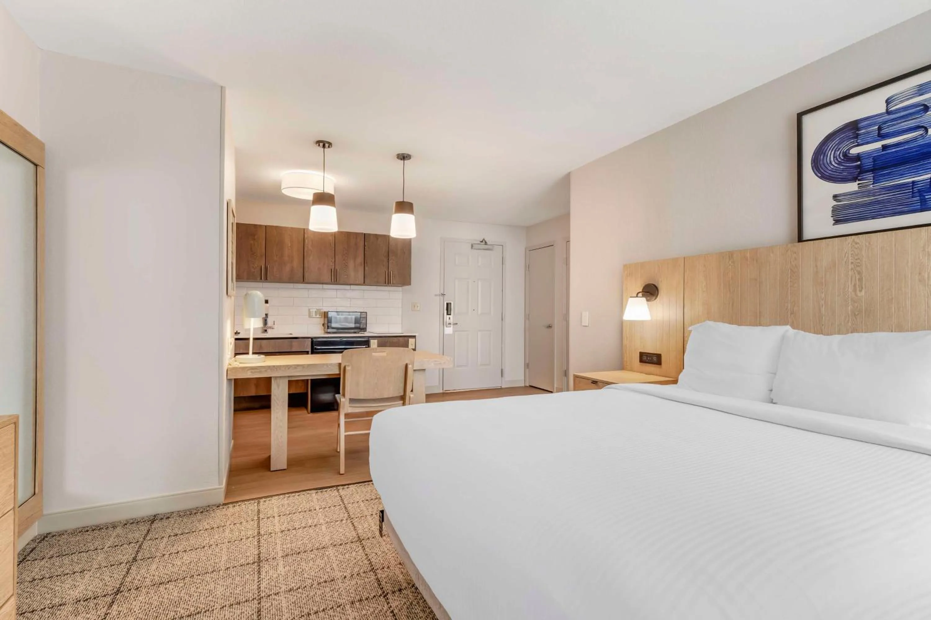 Photo of the whole room, Bed in Sonesta Simply Suites Baltimore BWI Airport