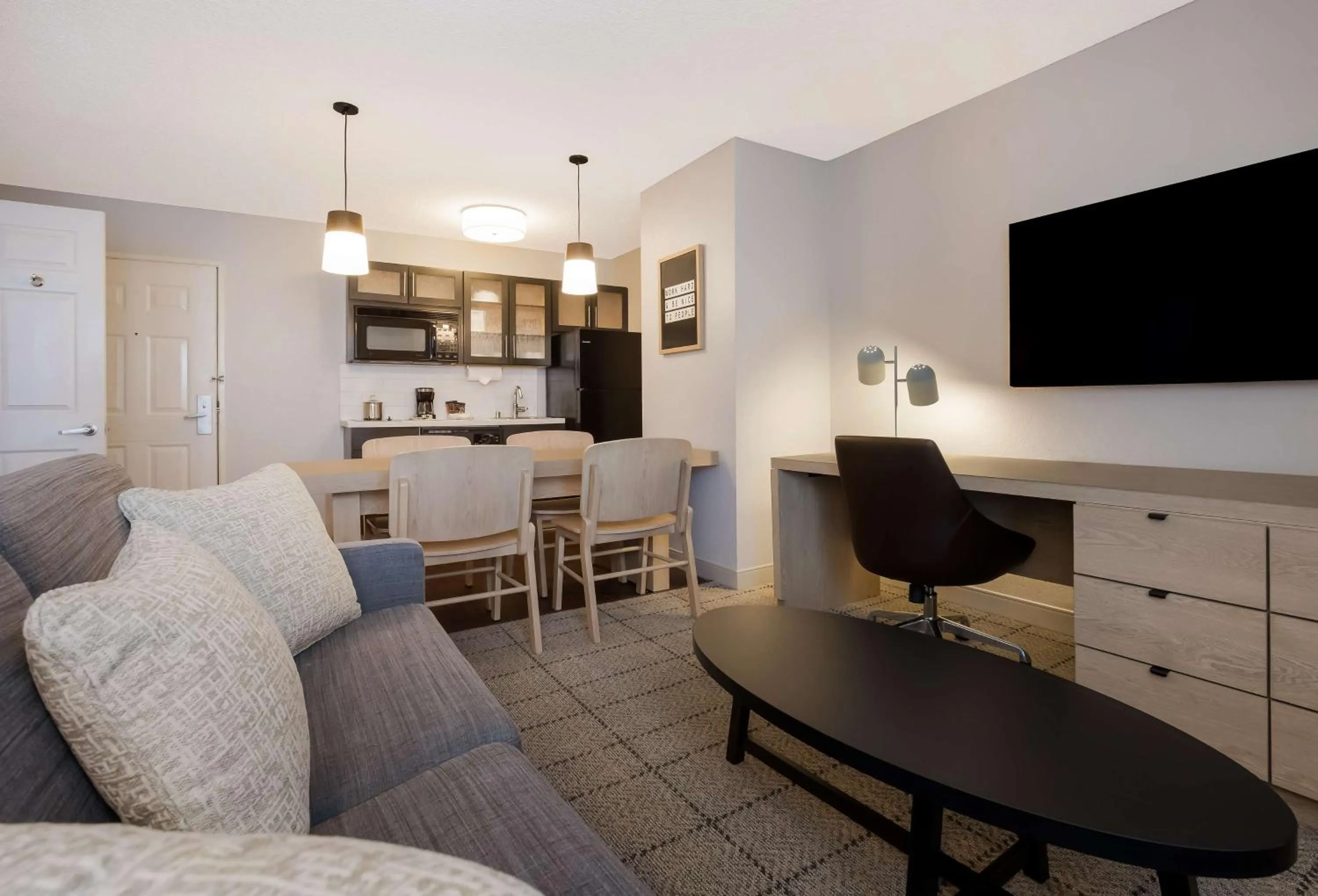 Living room in Sonesta Simply Suites Baltimore BWI Airport