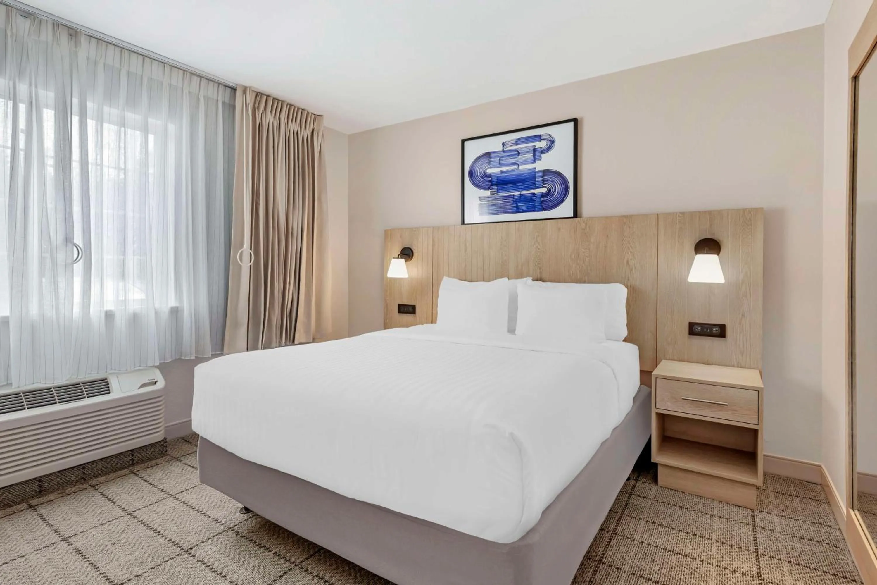 Photo of the whole room, Bed in Sonesta Simply Suites Baltimore BWI Airport