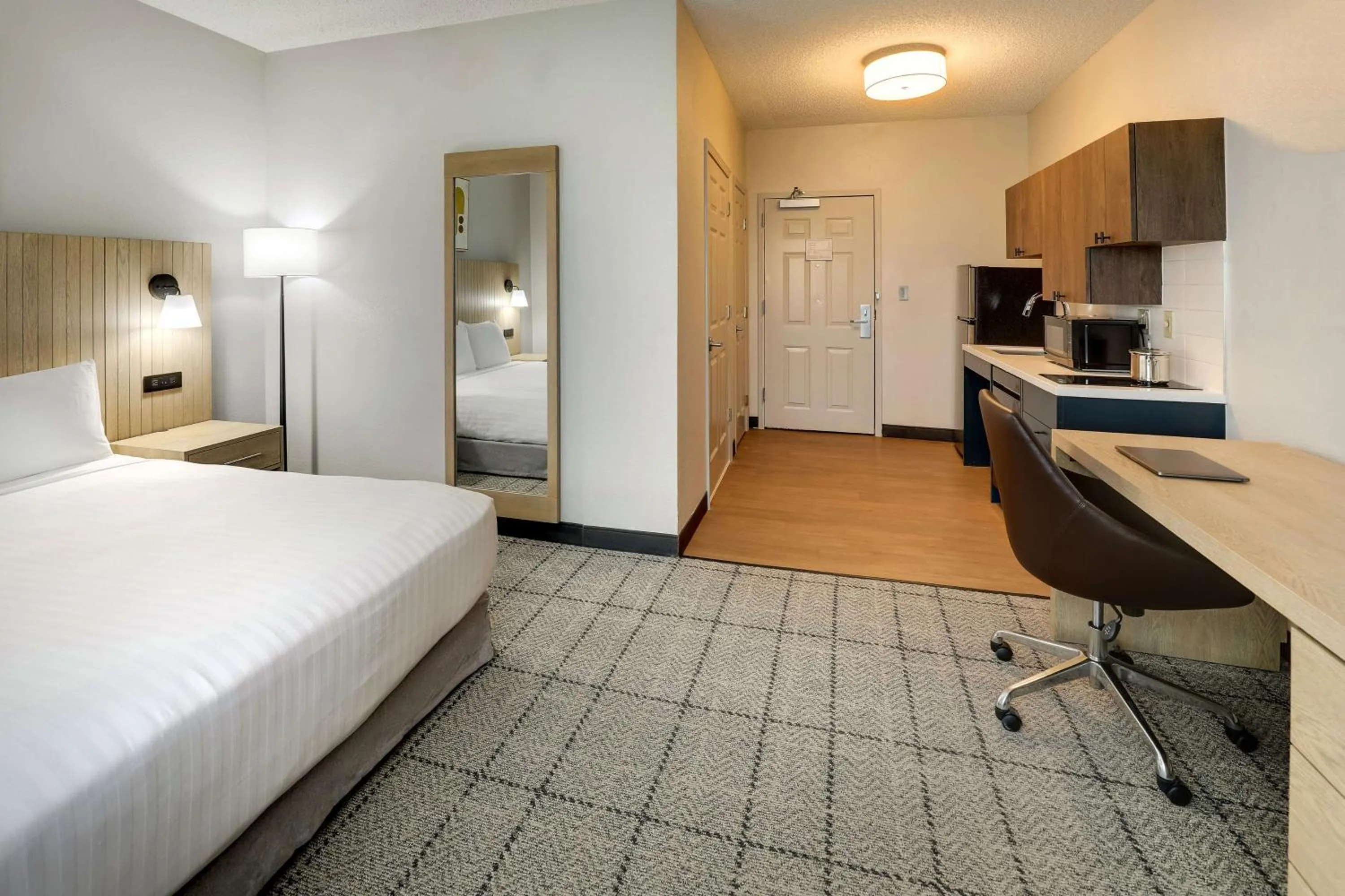 Photo of the whole room, Bed in Sonesta Simply Suites Baltimore BWI Airport