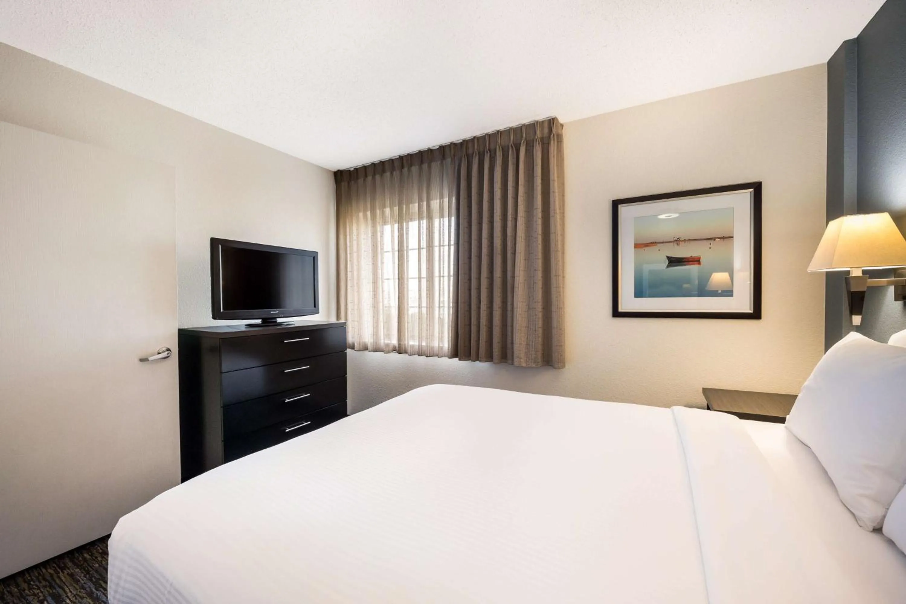 Living room, Bed in Sonesta Simply Suites Baltimore BWI Airport