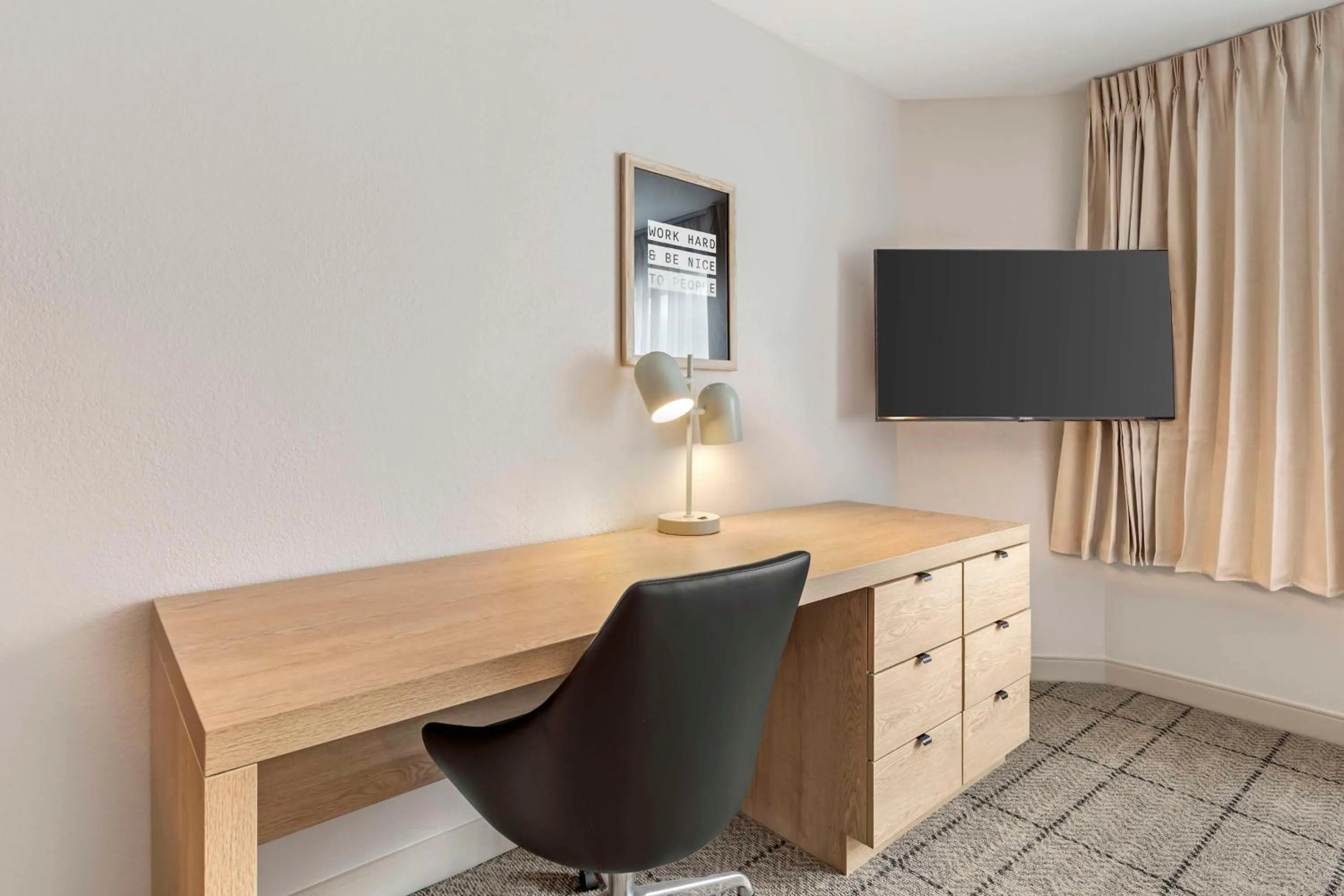 Photo of the whole room in Sonesta Simply Suites Baltimore BWI Airport