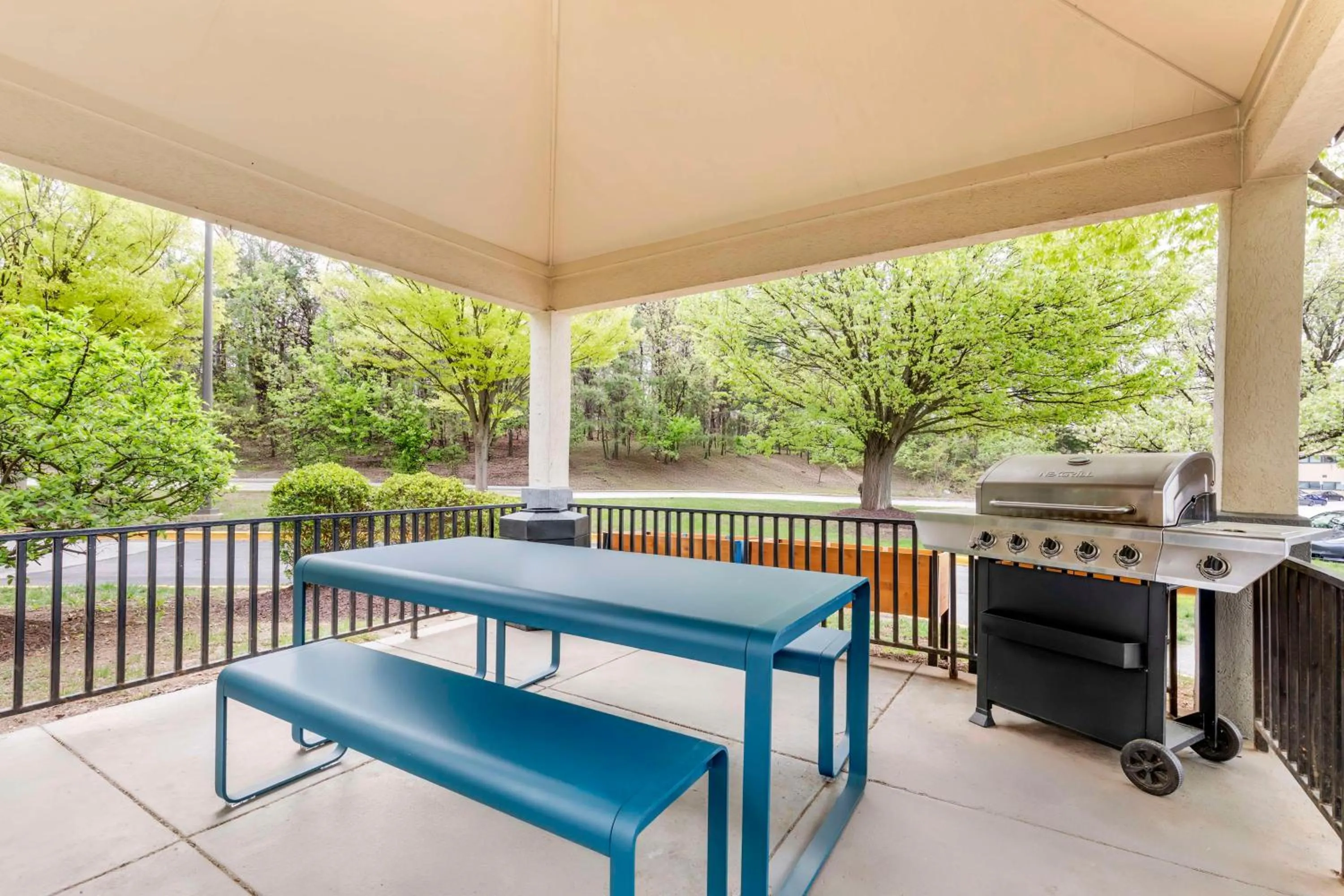 Patio in Sonesta Simply Suites Baltimore BWI Airport