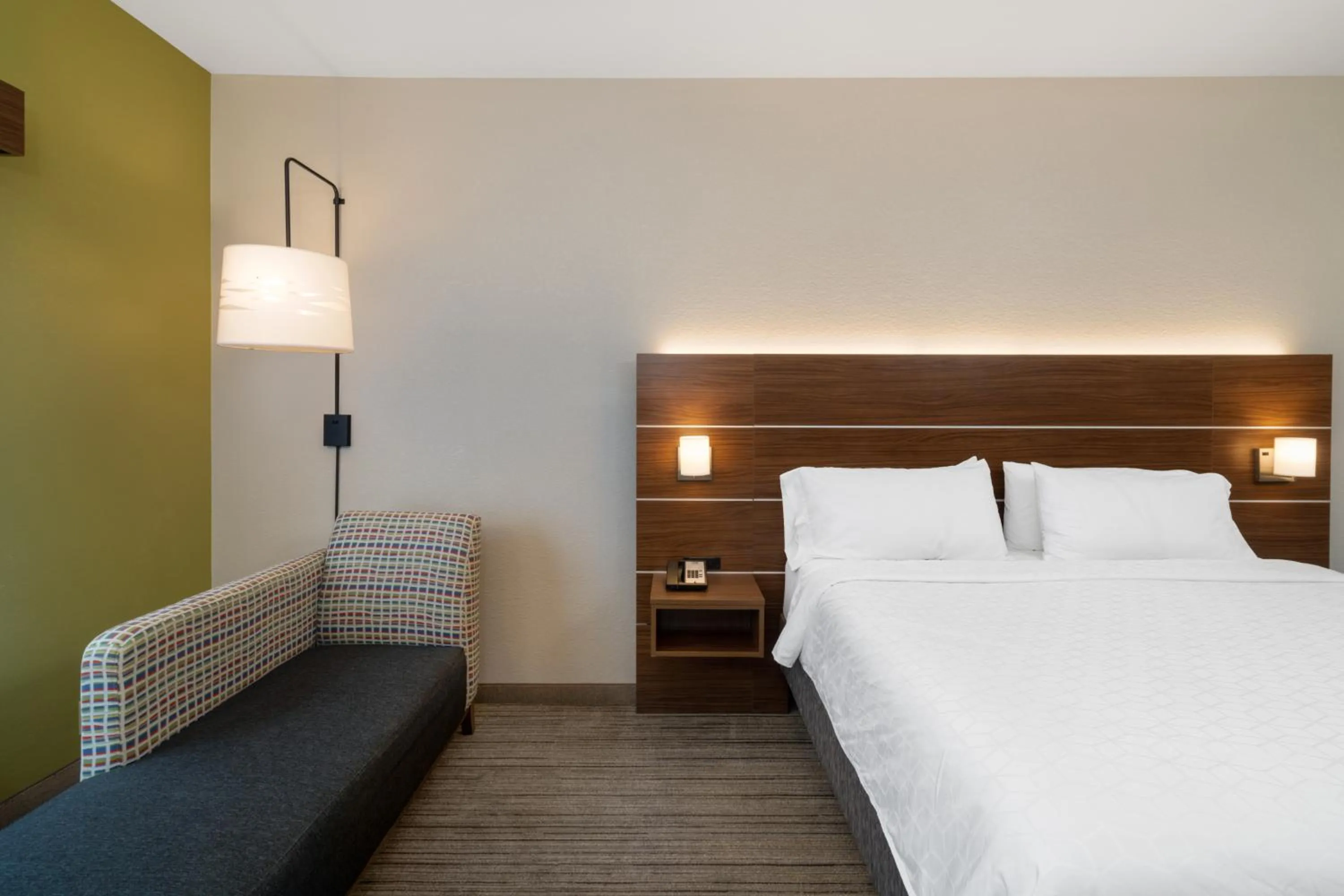 Bedroom, Bed in Holiday Inn Express Hotel & Suites Talladega by IHG