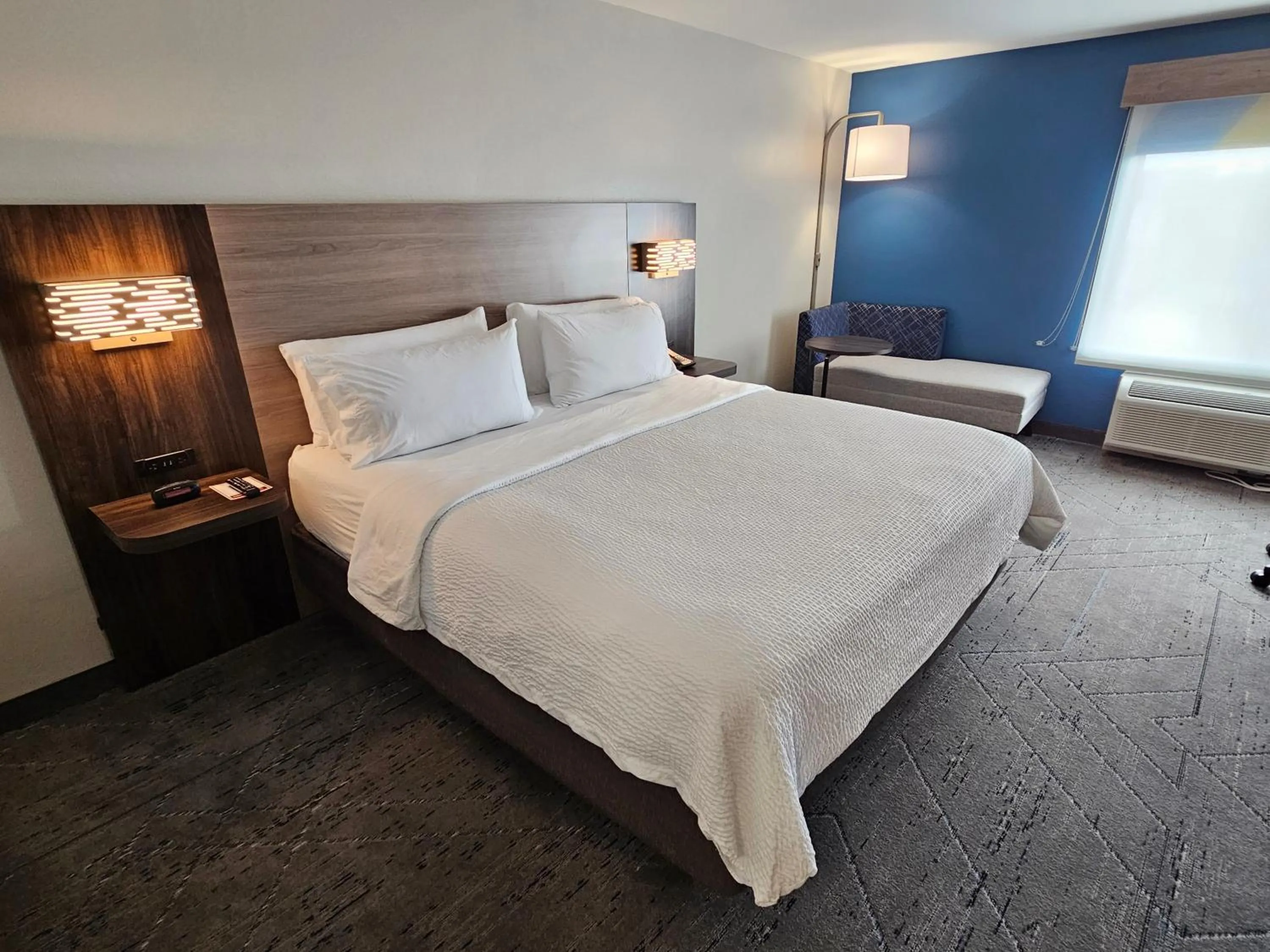 Photo of the whole room, Bed in Holiday Inn Express Hotel & Suites Cincinnati-Blue Ash by IHG