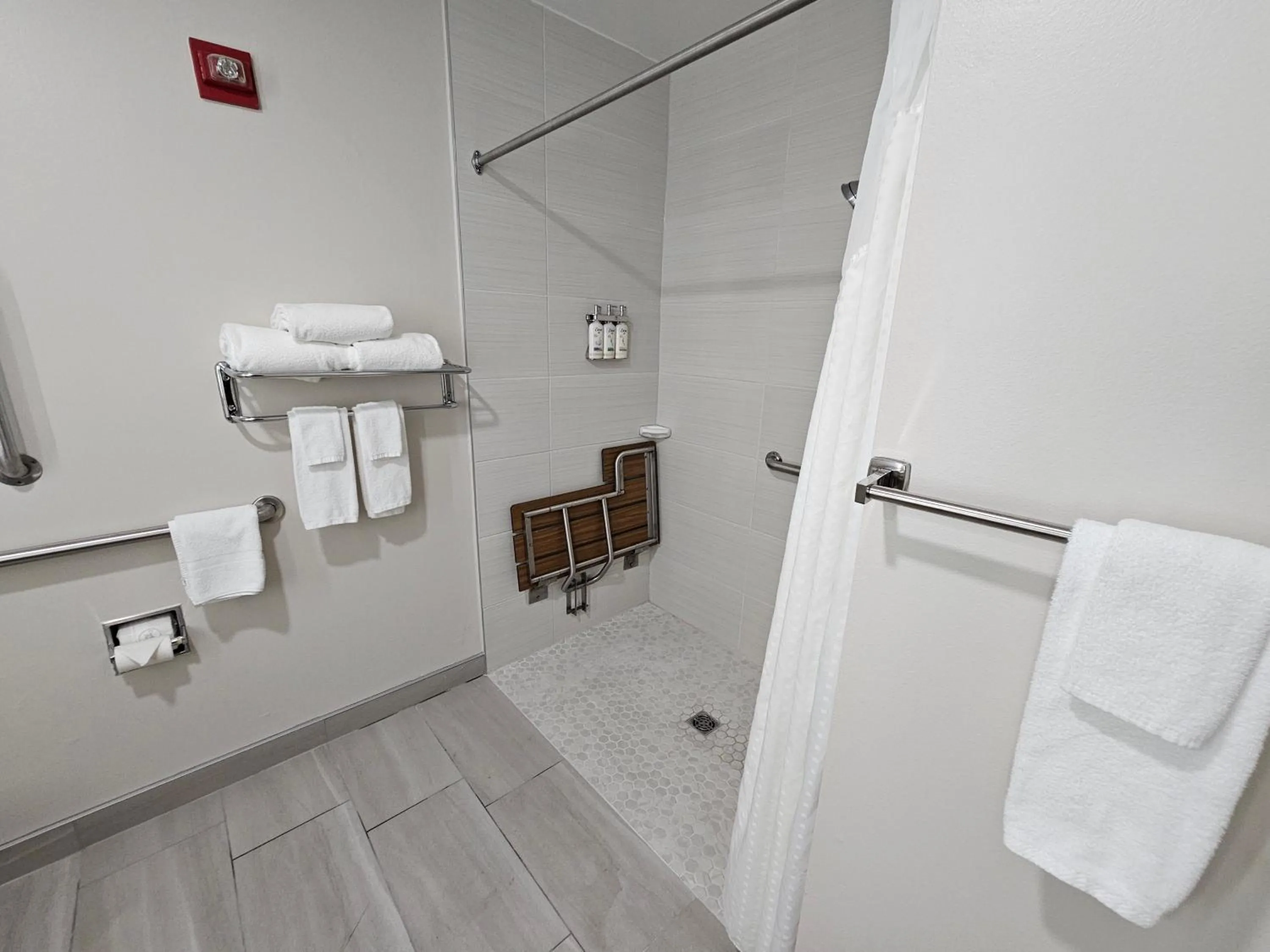 Photo of the whole room in Holiday Inn Express Hotel & Suites Cincinnati-Blue Ash by IHG