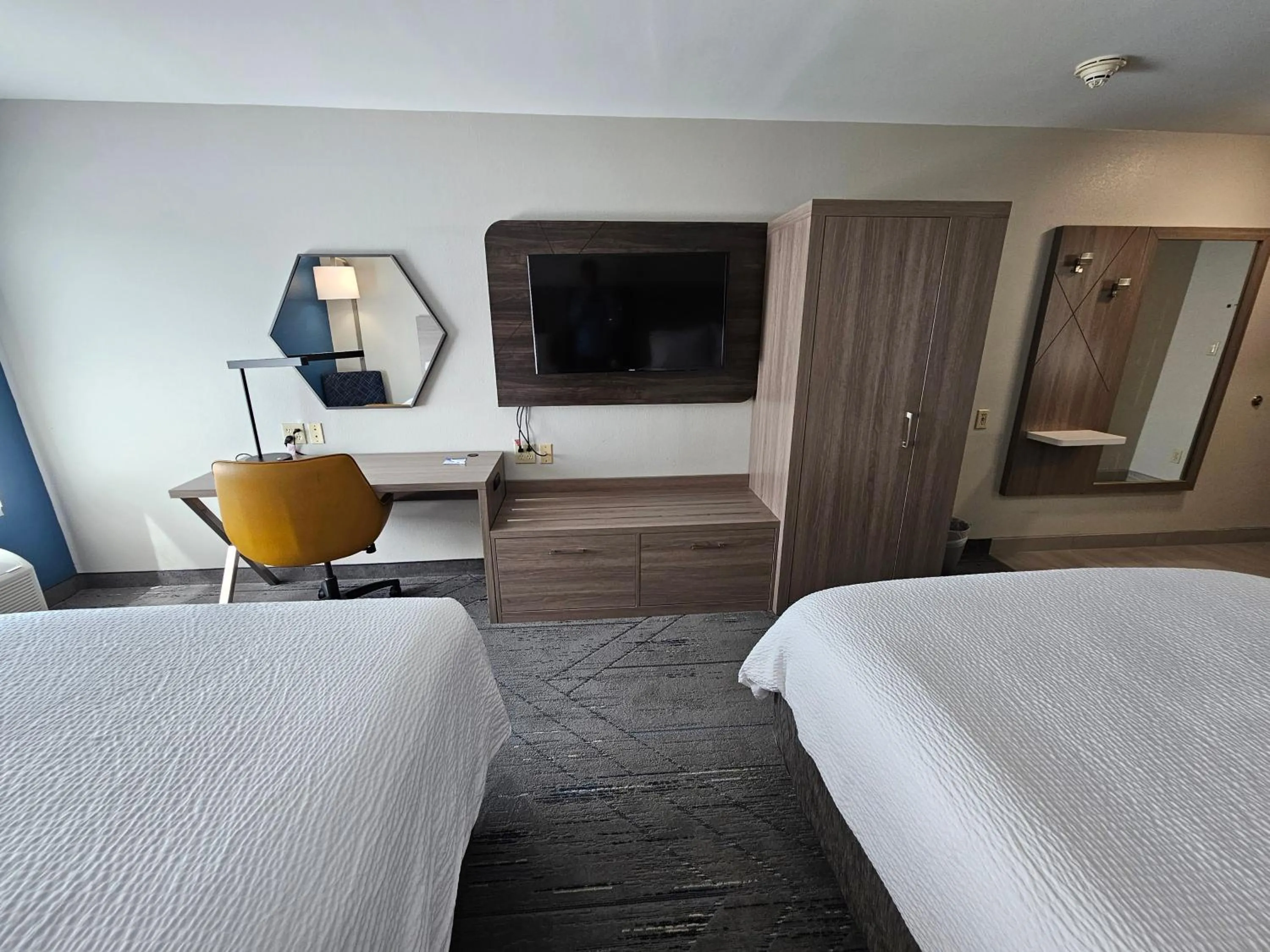 Photo of the whole room, Bed in Holiday Inn Express Hotel & Suites Cincinnati-Blue Ash by IHG