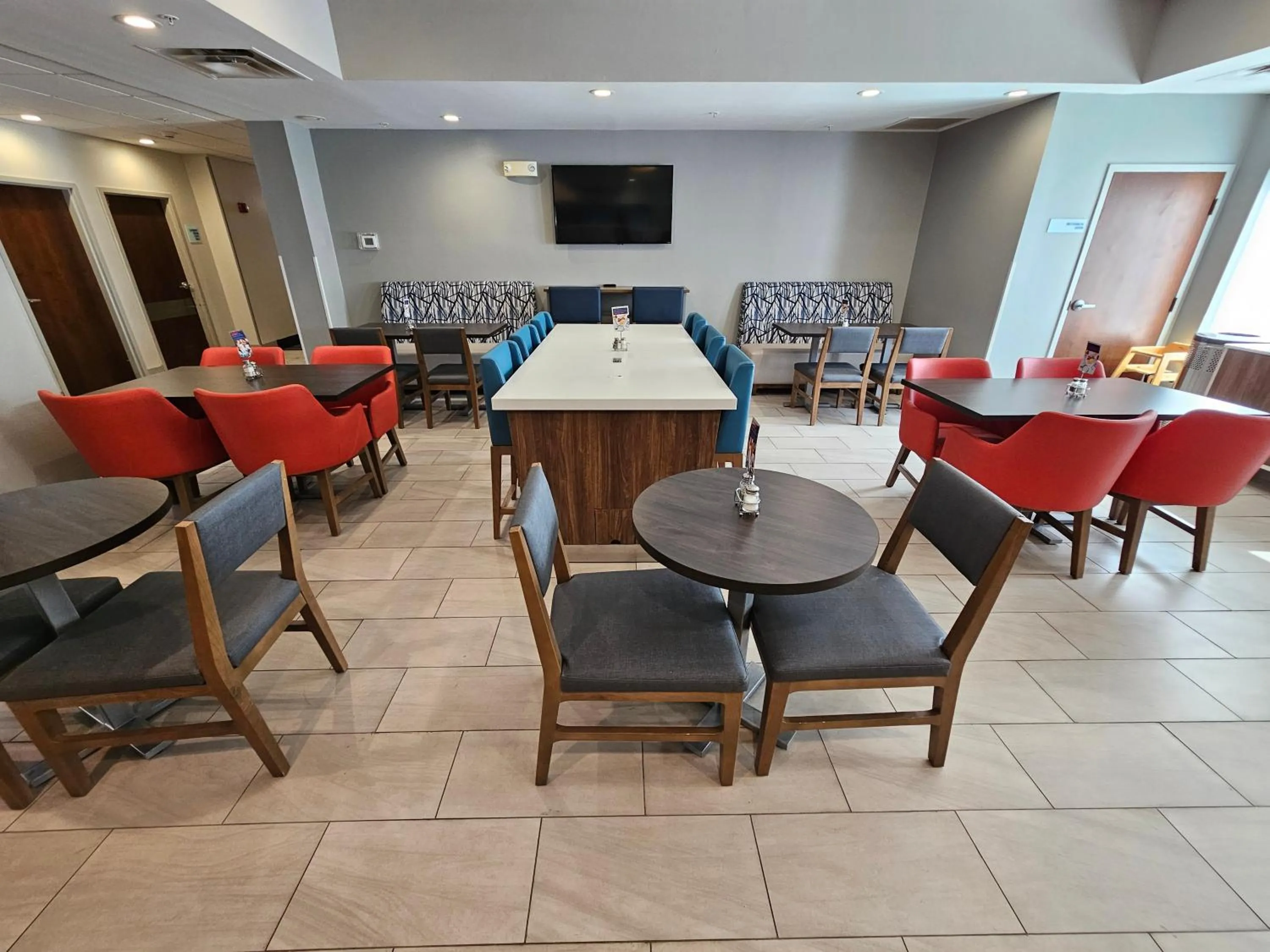 Property building in Holiday Inn Express Hotel & Suites Cincinnati-Blue Ash by IHG