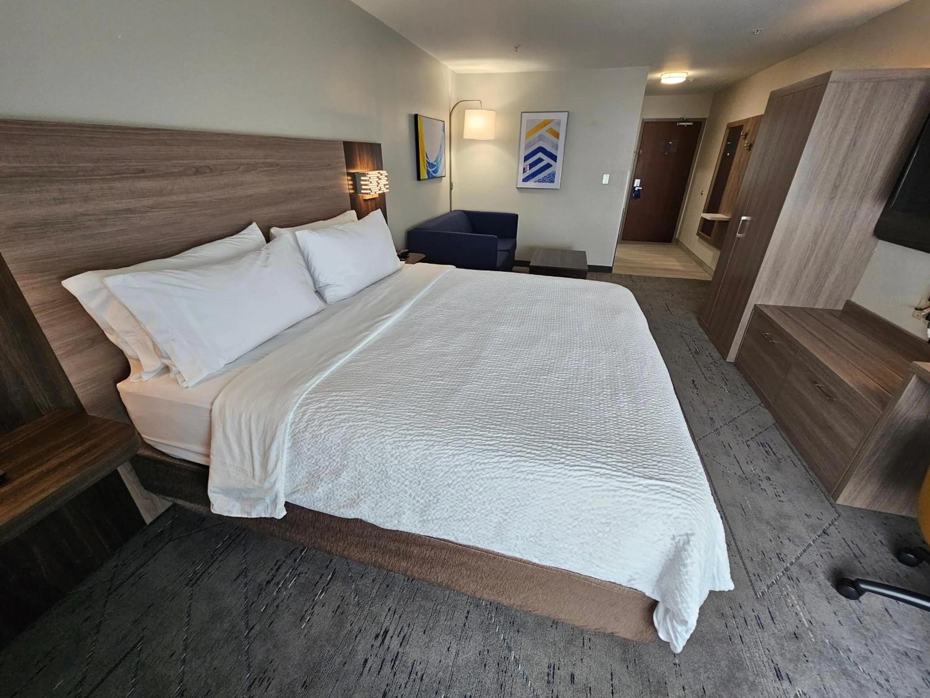 Photo of the whole room, Bed in Holiday Inn Express Hotel & Suites Cincinnati-Blue Ash by IHG