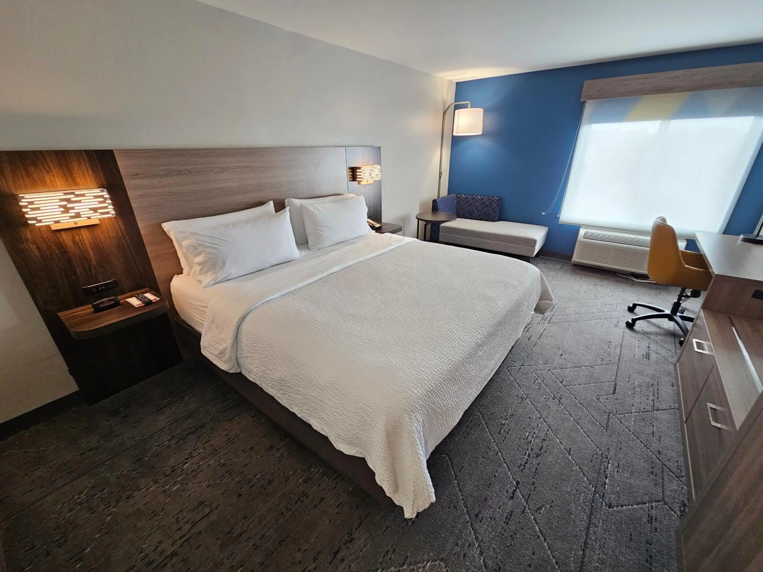 Photo of the whole room, Bed in Holiday Inn Express Hotel & Suites Cincinnati-Blue Ash by IHG