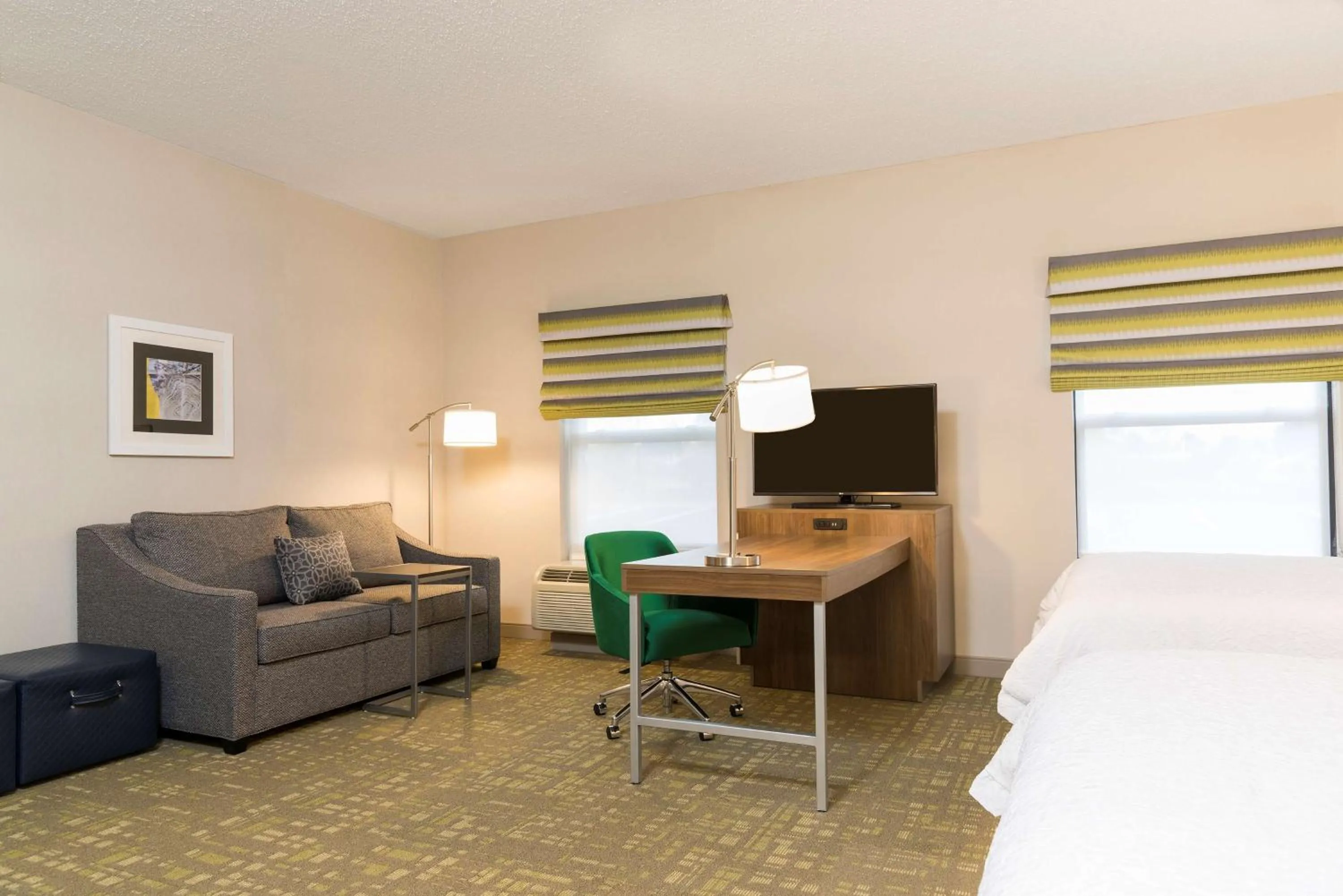 Bedroom, Bed in Hampton Inn & Suites East Lansing