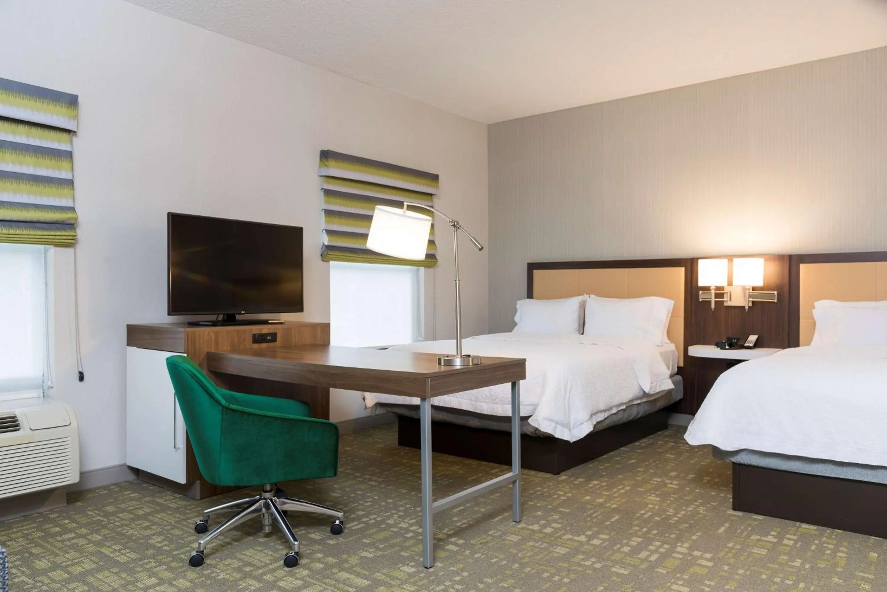 Bedroom, Bed in Hampton Inn & Suites East Lansing