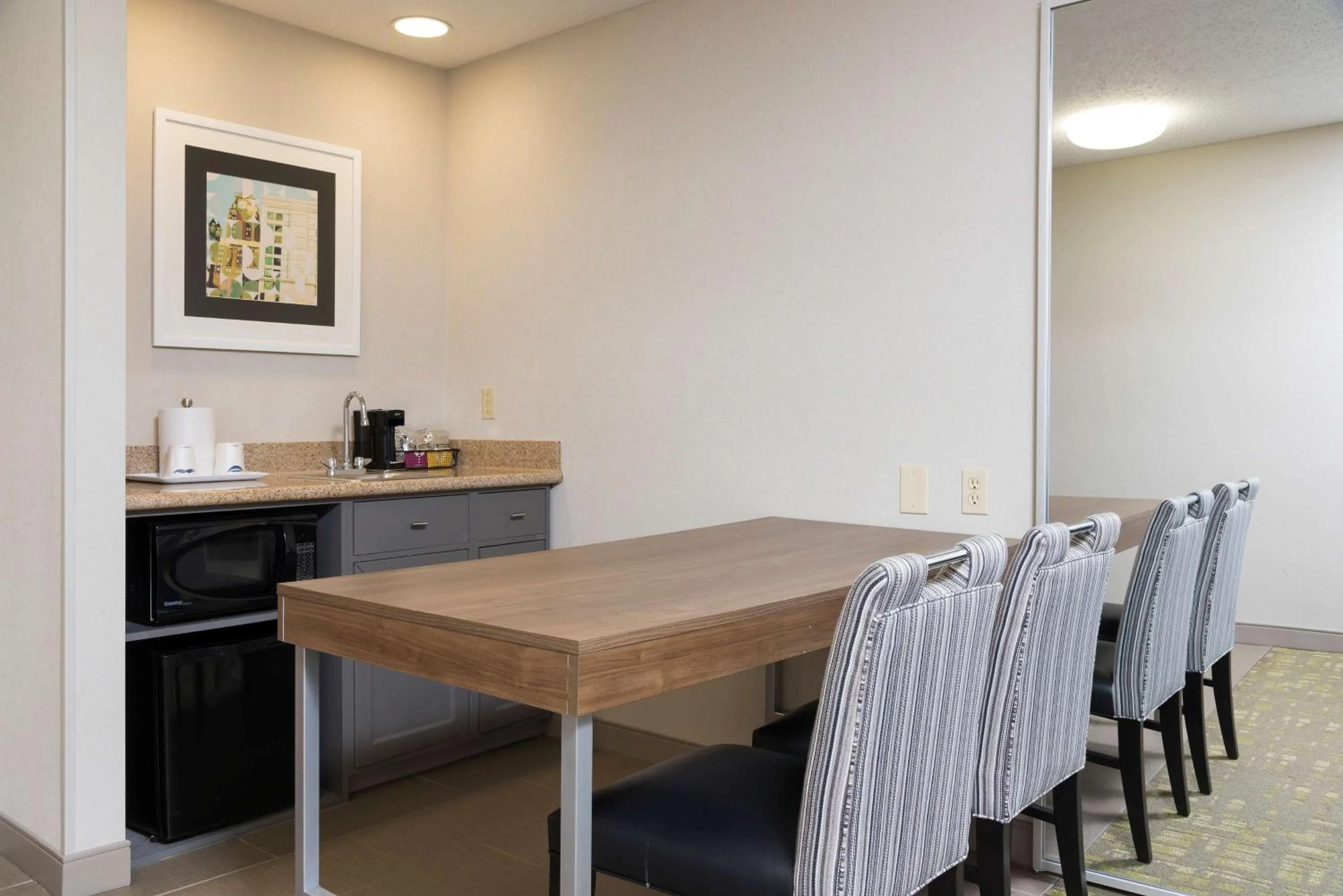 Kitchen or kitchenette in Hampton Inn & Suites East Lansing