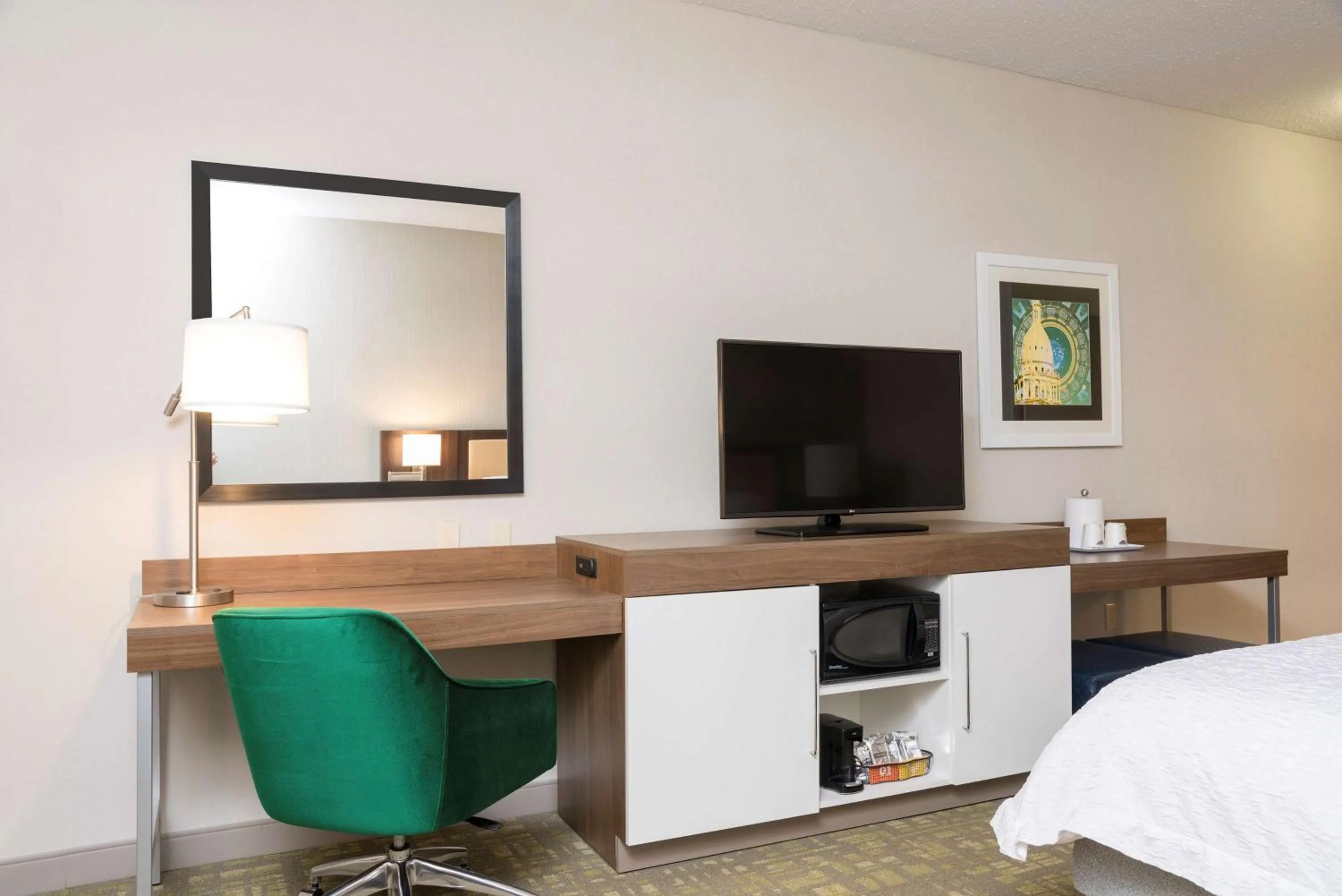 Bedroom, Bed in Hampton Inn & Suites East Lansing