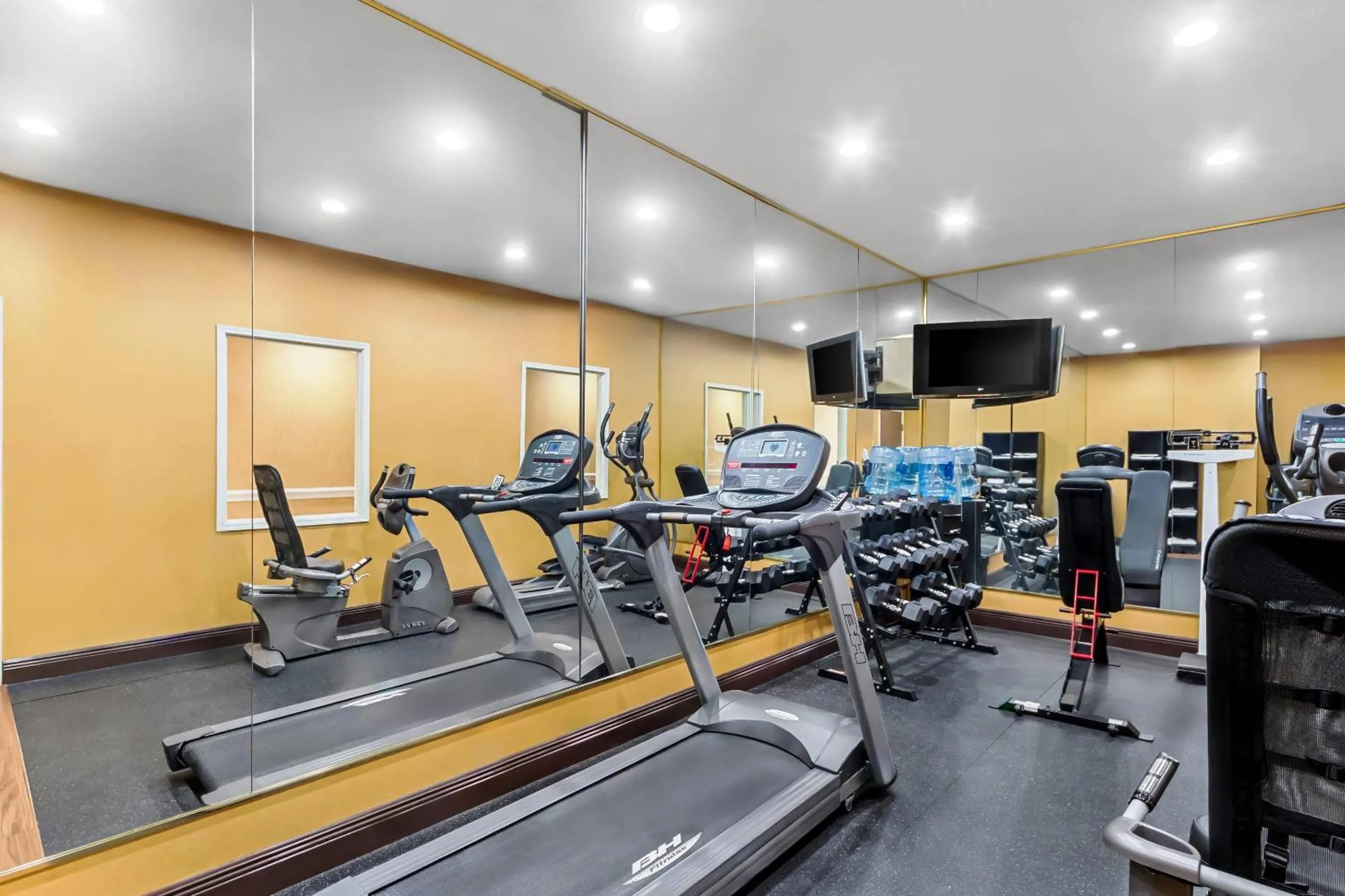 Fitness centre/facilities in Quality Inn & Suites San Antonio Airport - Stone Oak