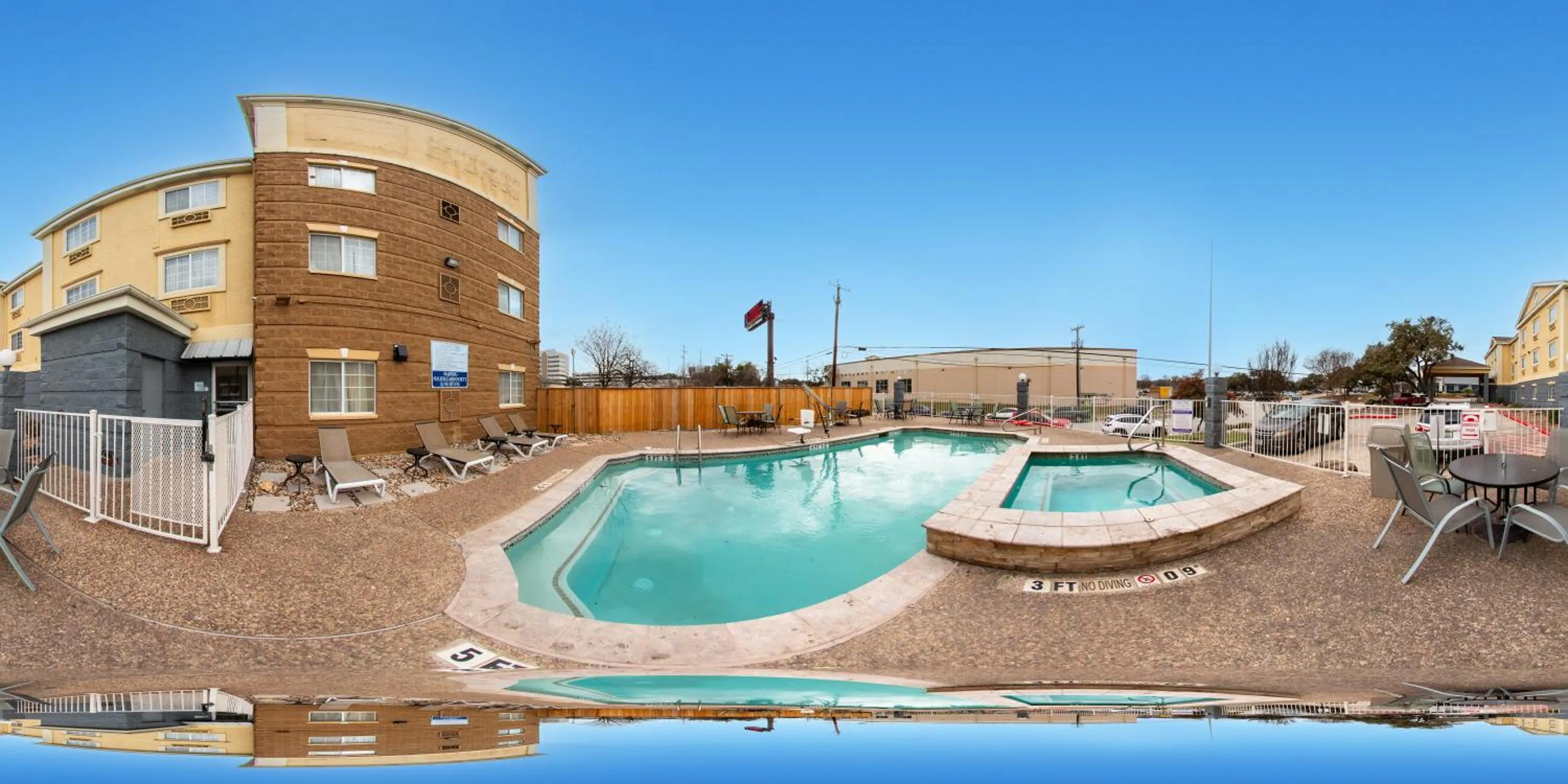 Swimming pool in Quality Inn & Suites San Antonio Airport - Stone Oak