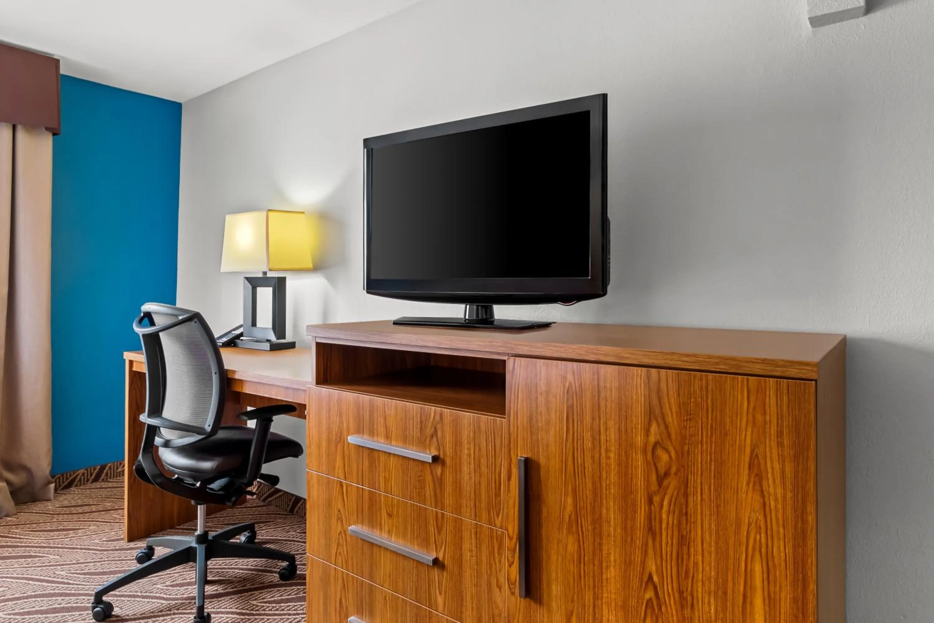 TV and multimedia in Quality Inn & Suites San Antonio Airport - Stone Oak