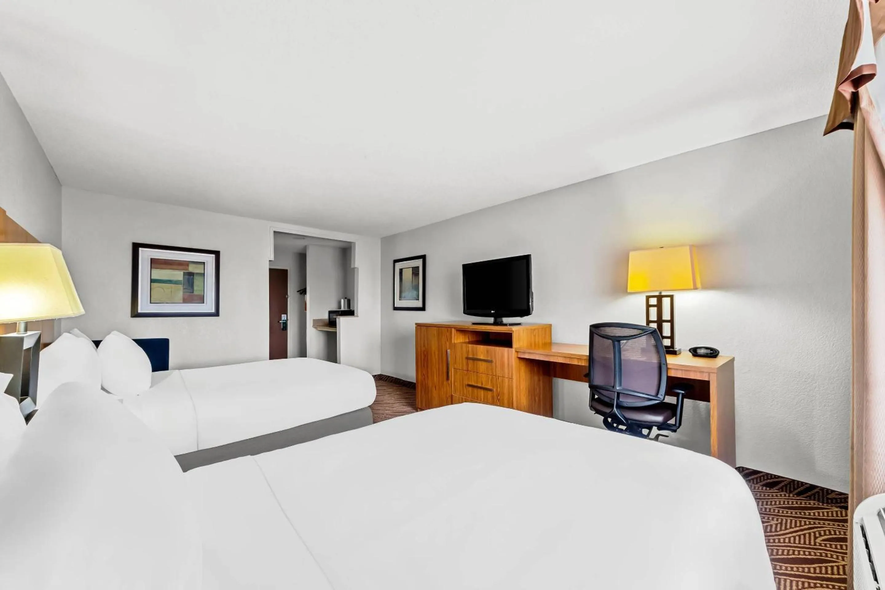 Bedroom, Bed in Quality Inn & Suites San Antonio Airport - Stone Oak