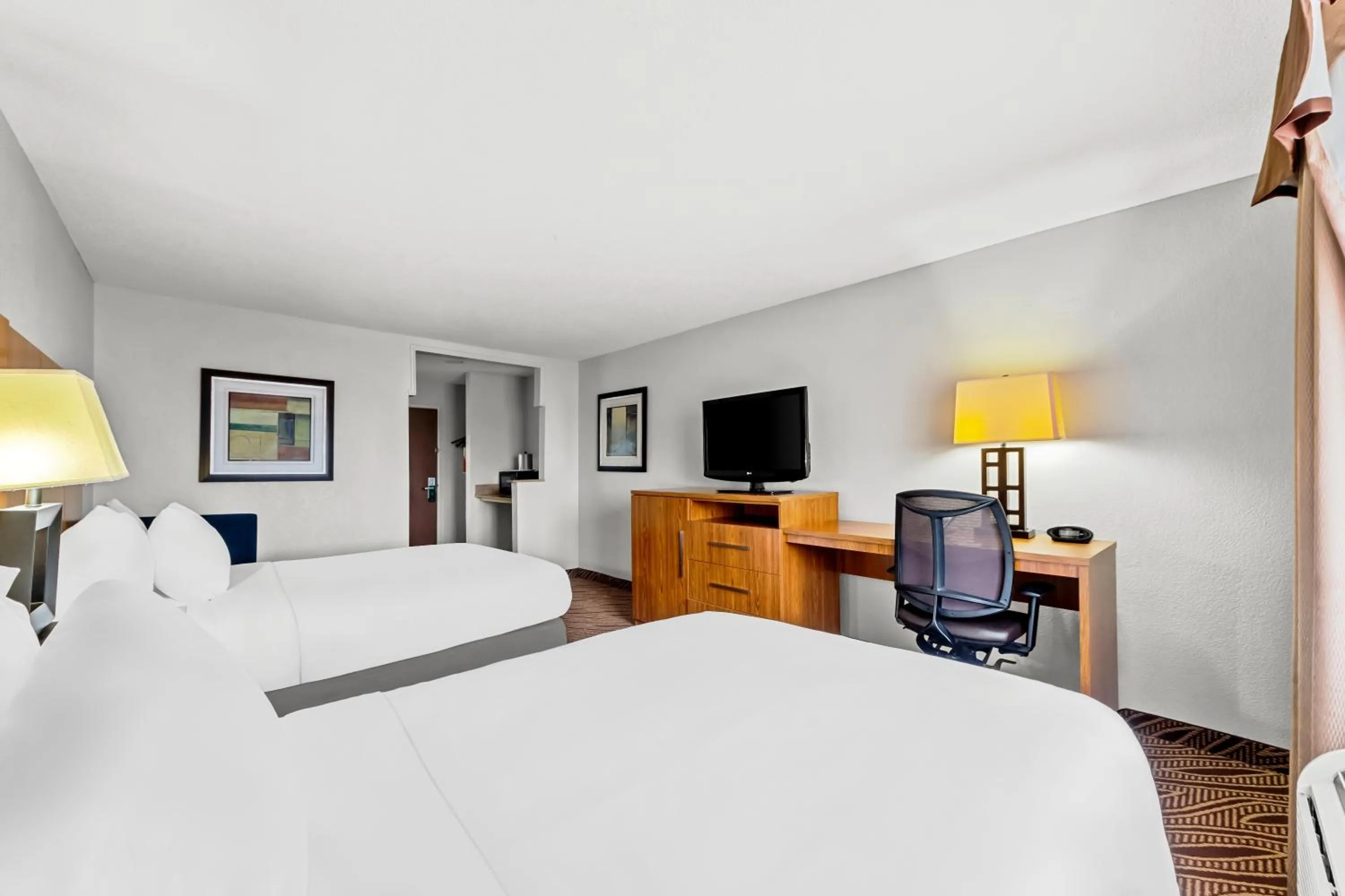 Bed in Quality Inn & Suites San Antonio Airport - Stone Oak