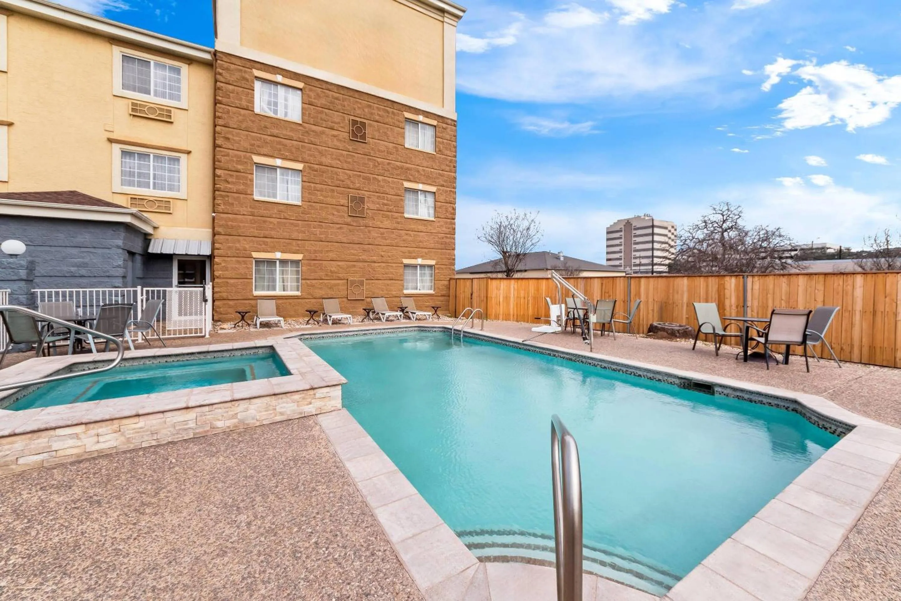 Swimming pool in Quality Inn & Suites San Antonio Airport - Stone Oak
