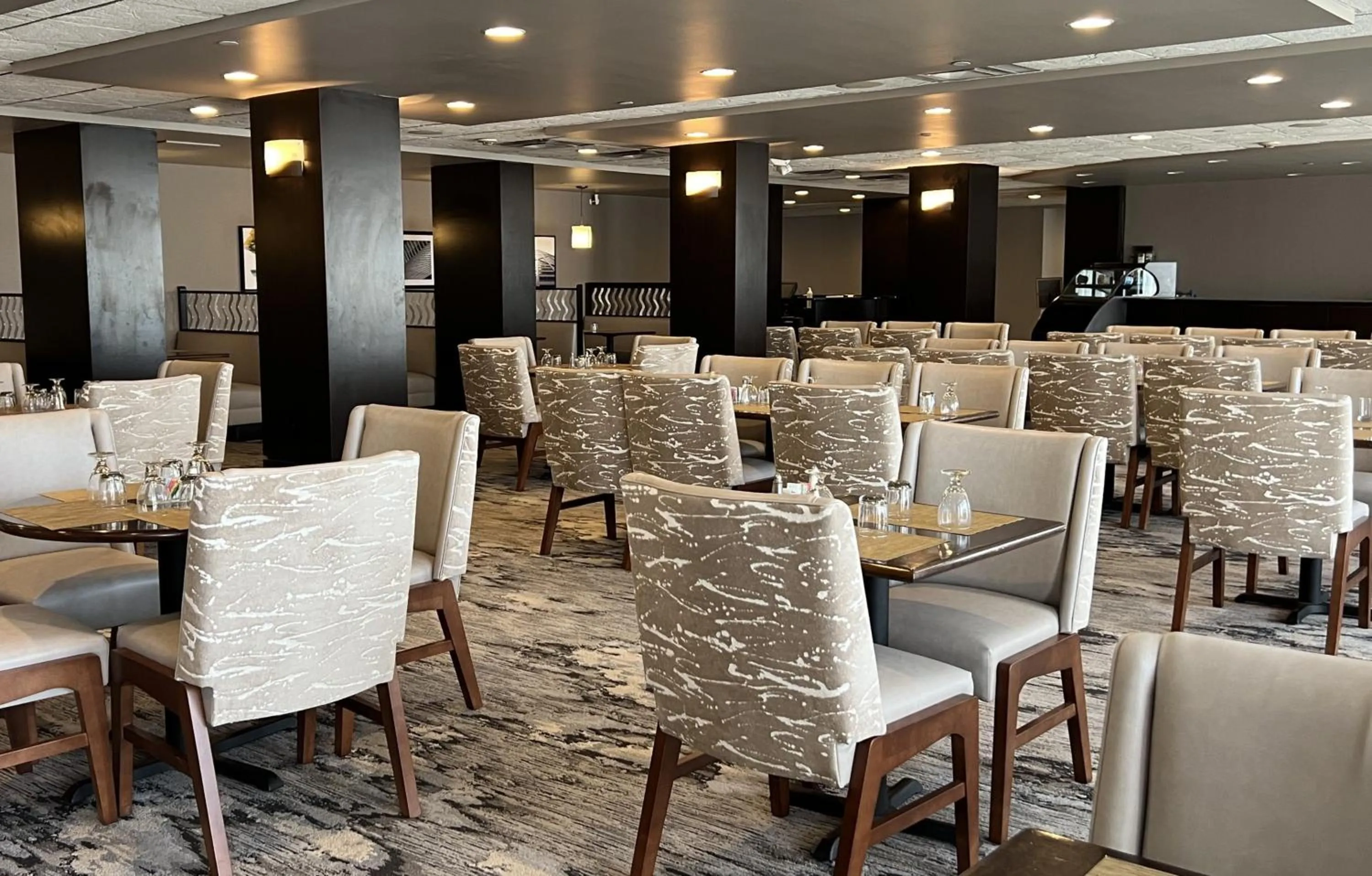 Restaurant/places to eat in Crowne Plaza Indianapolis-Airport by IHG