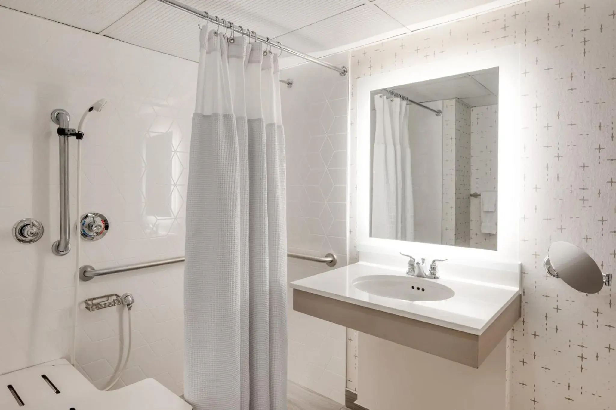 Standard Queen Room with Roll-in Shower - Mobility Access in Crowne Plaza Indianapolis-Airport by IHG Standard Queen Room with Roll-in Shower - Mobility Access in Crowne Plaza Indianapolis-Airport by IHG