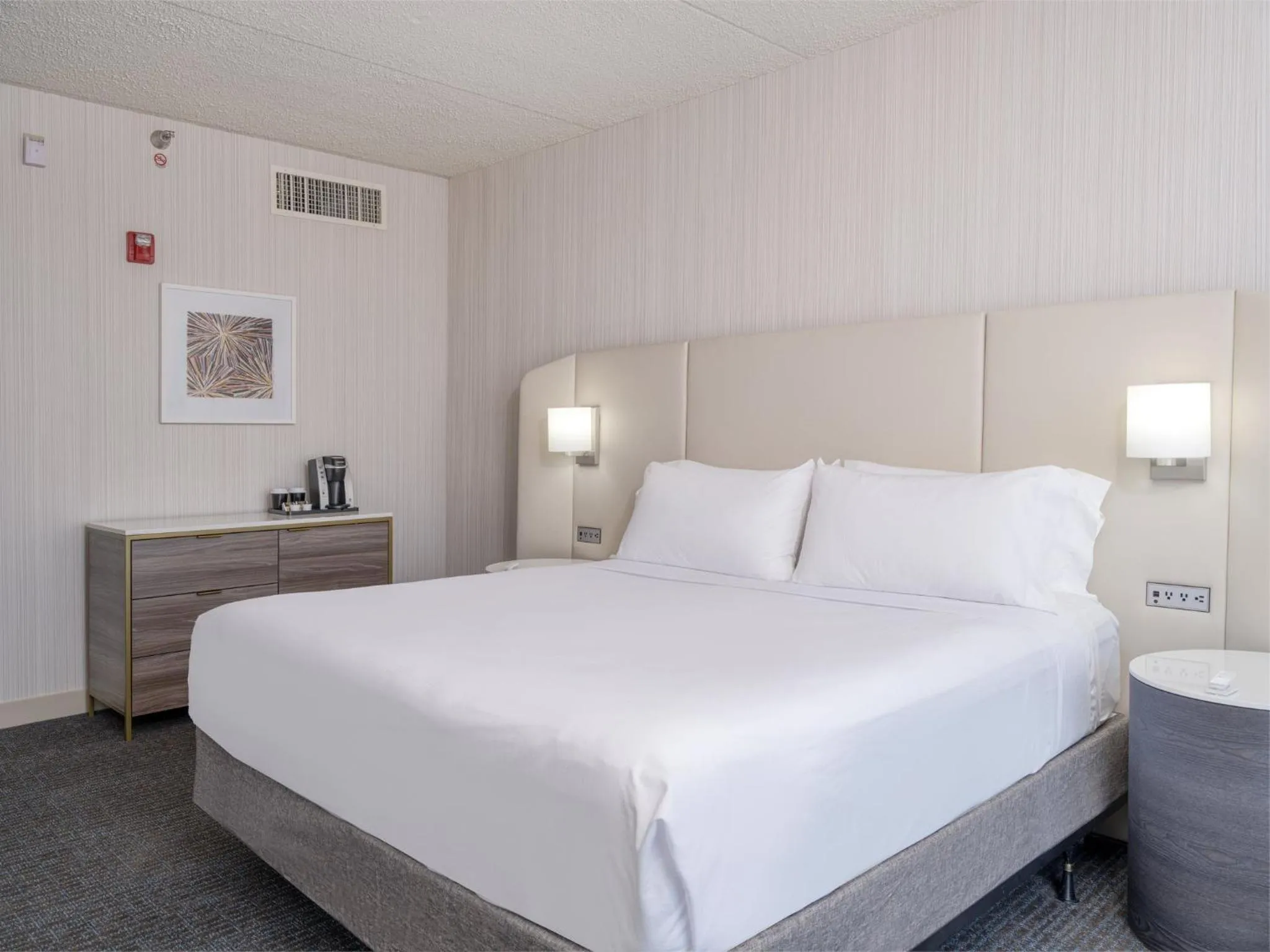 Photo of the whole room, Bed in Crowne Plaza Indianapolis-Airport by IHG