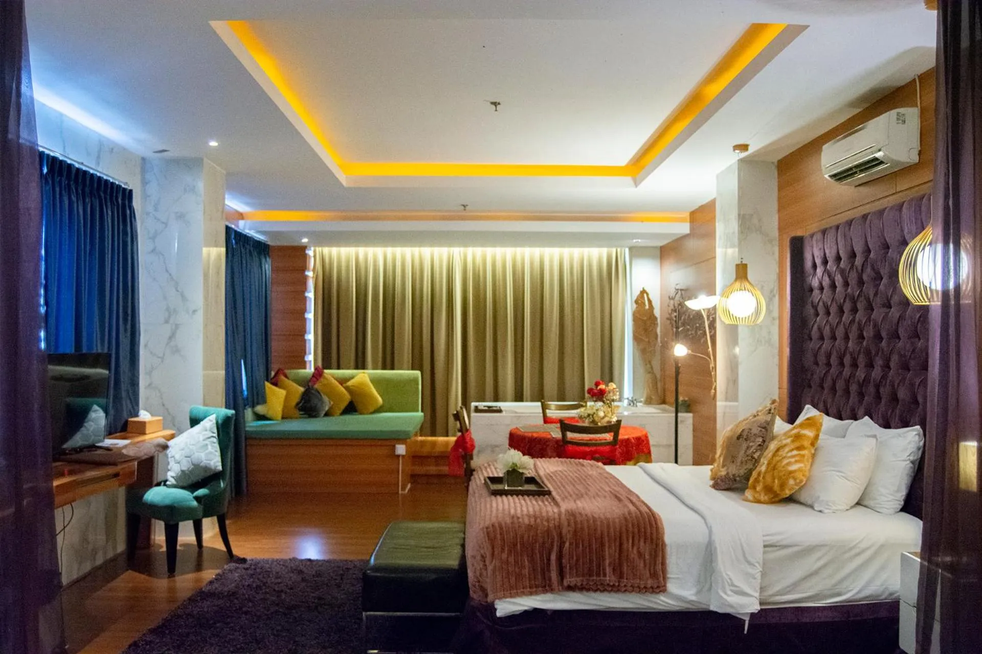 Bedroom, Bed in Royal Asnof Hotel Pekanbaru