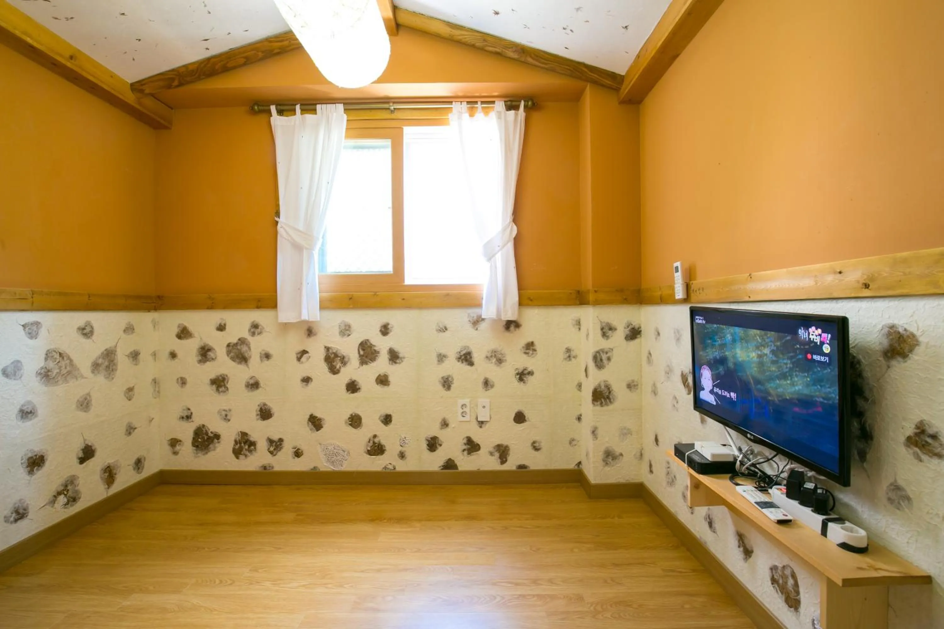 Bedroom, TV/Entertainment Center in Ddlanche Guesthouse New Building